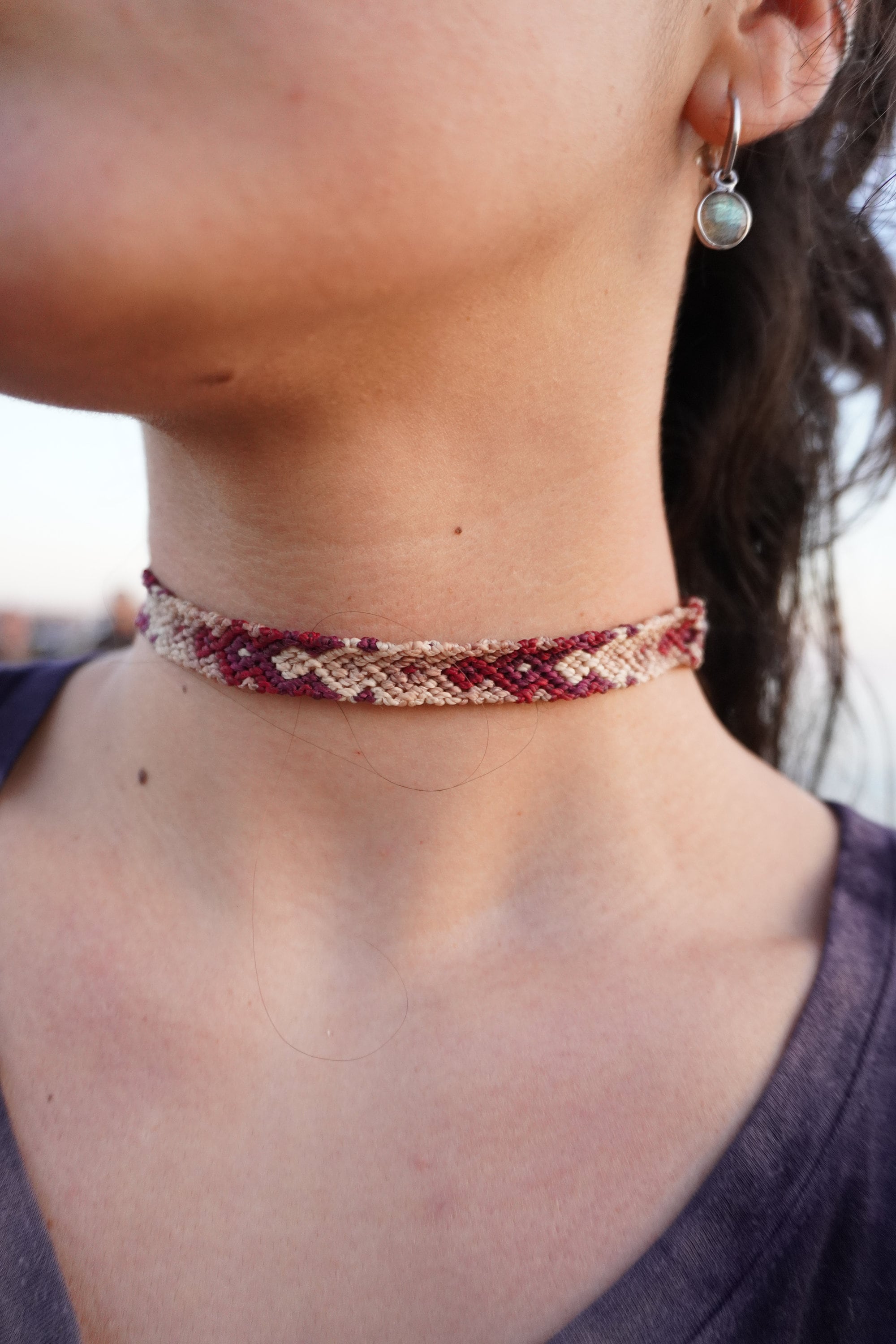 Chocker de macramé burdeos con Amatista