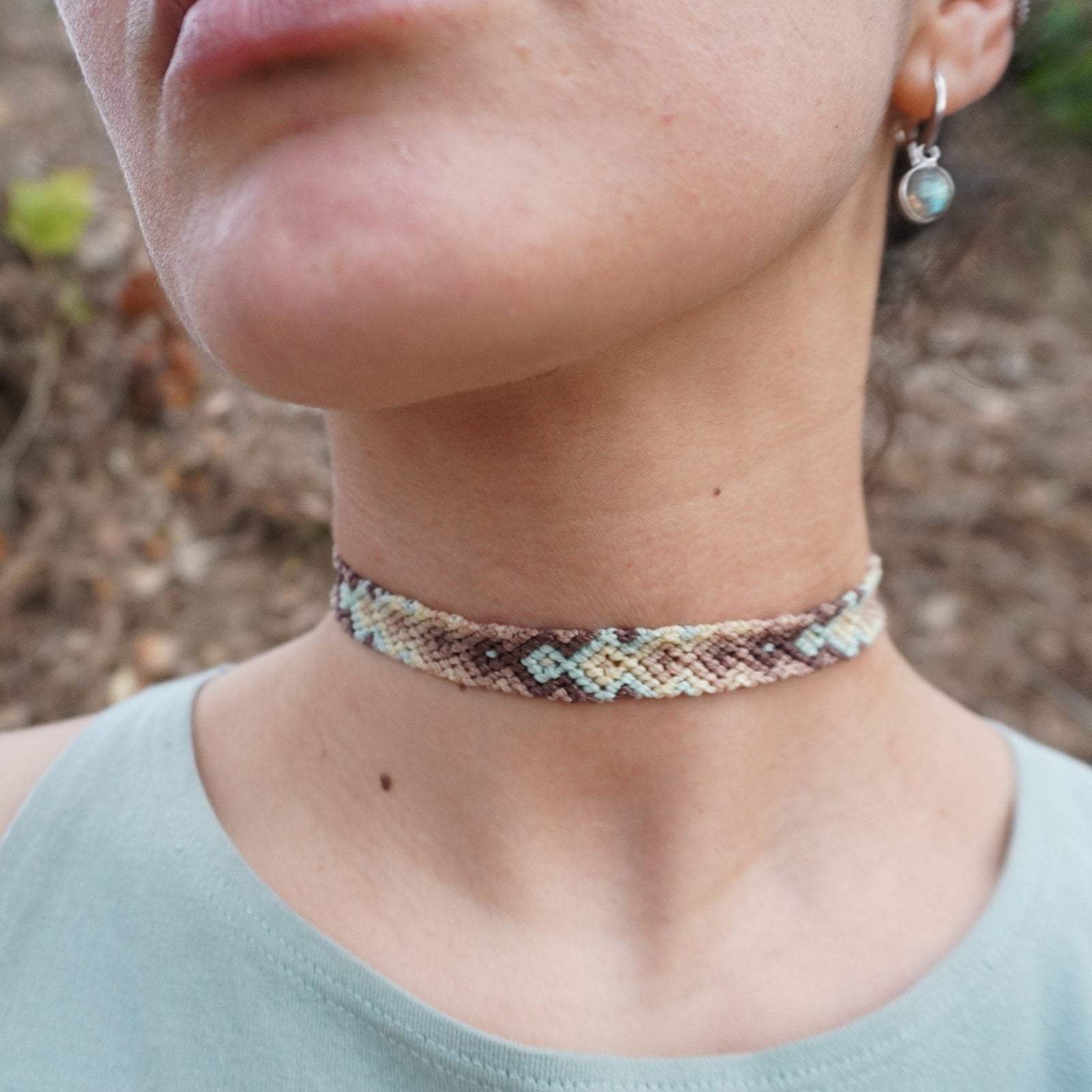 Chocker de macramé con Labradorita y Cuarzo Verde