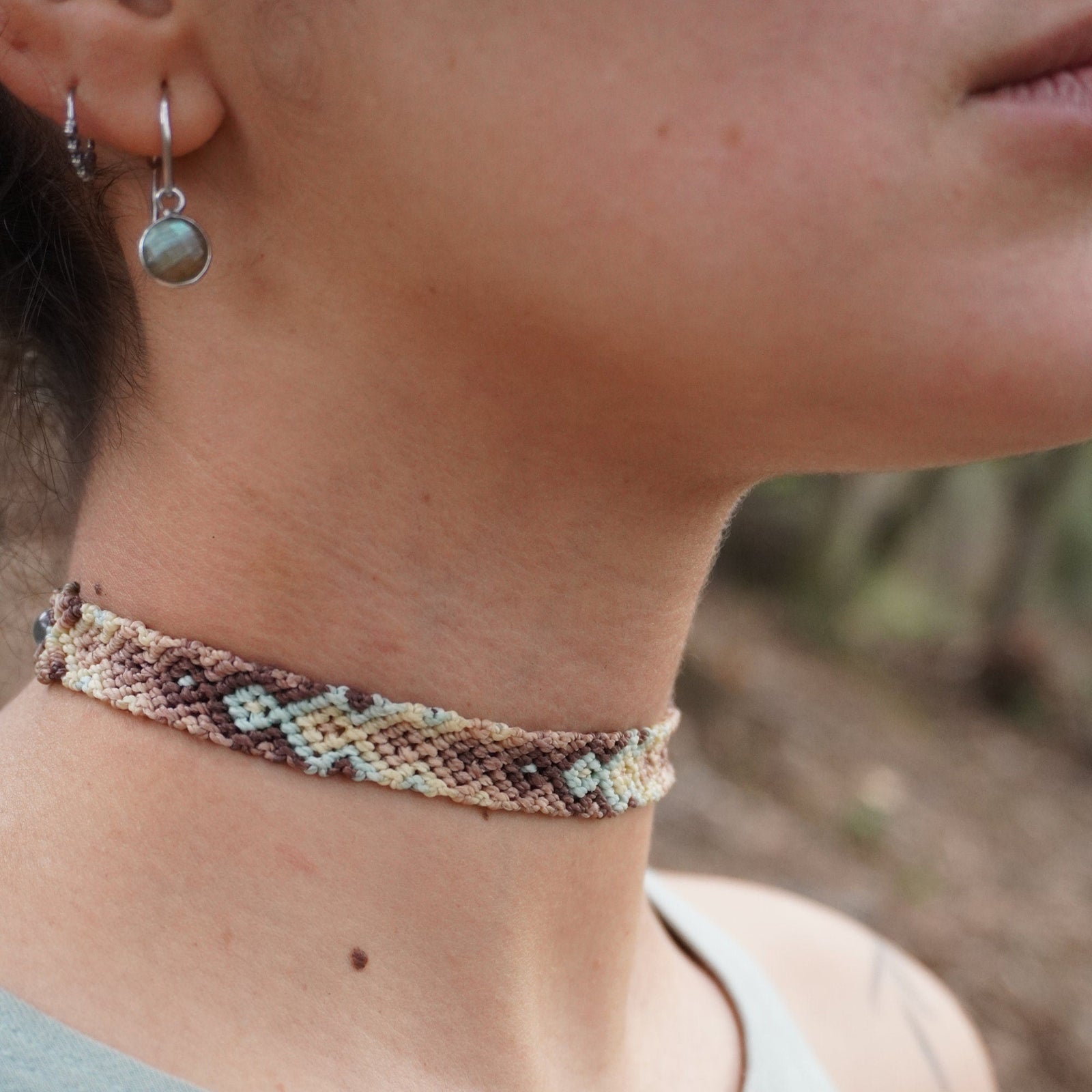 Chocker de macramé con Labradorita y Cuarzo Verde
