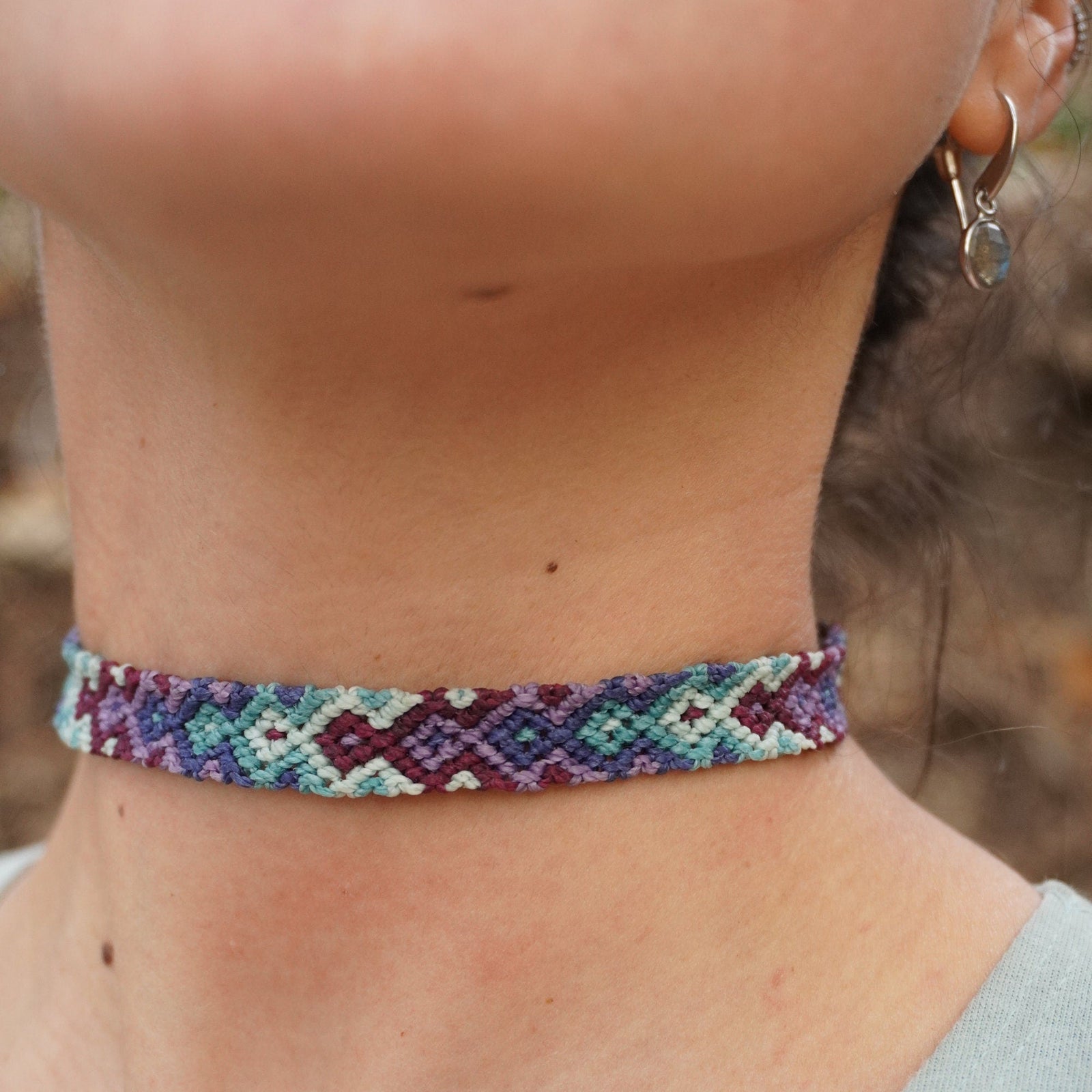 Chocker de macramé azulado con Amatista