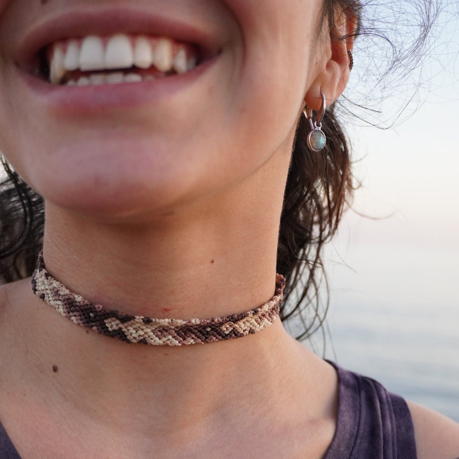 Chocker de macramé marrón con Labradorita