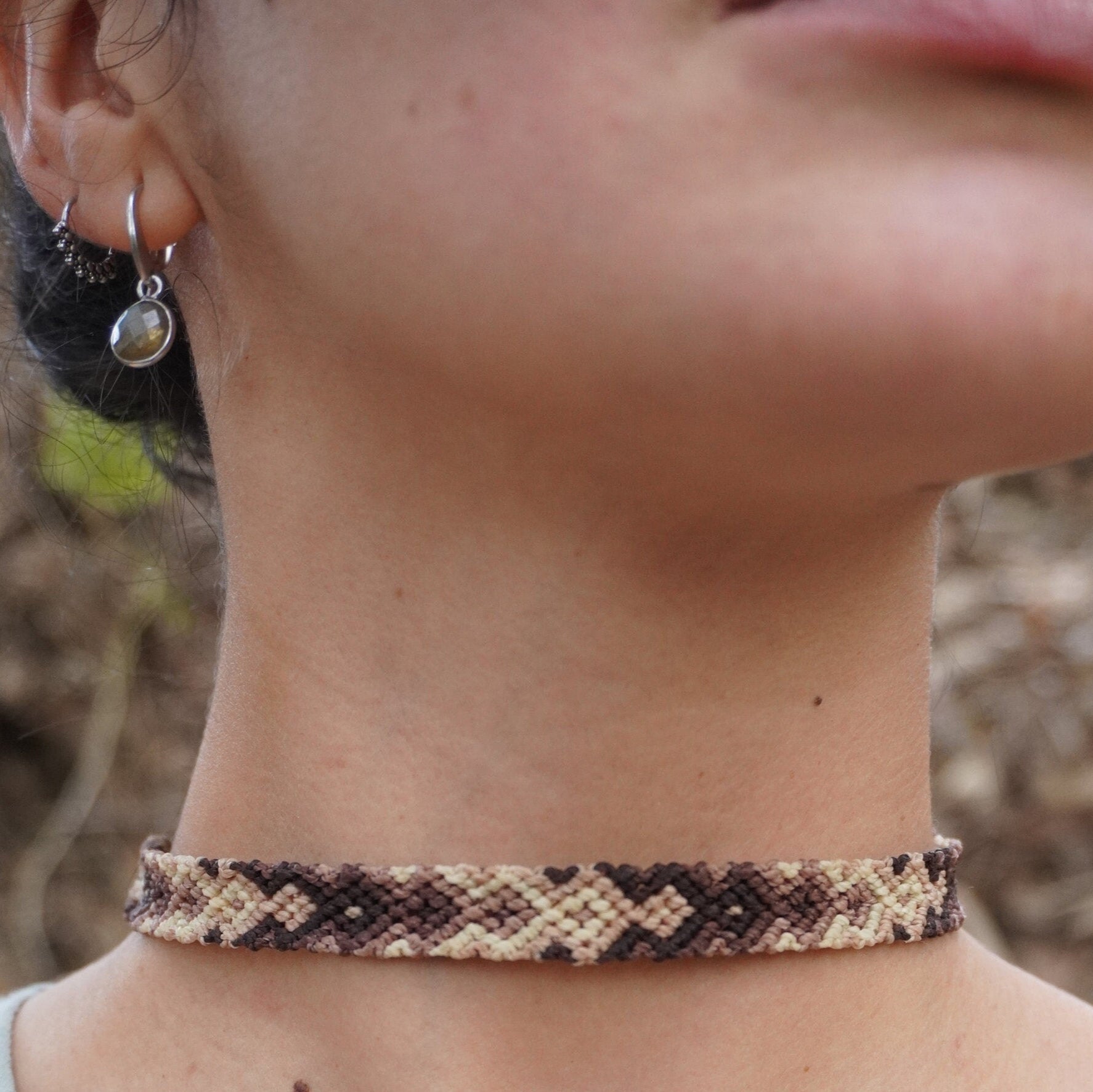 Chocker de macramé marrón con Labradorita