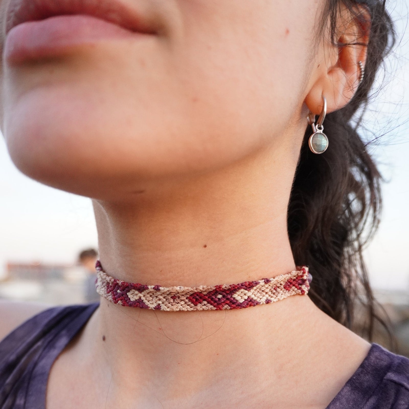Chocker de macramé burdeos con Amatista