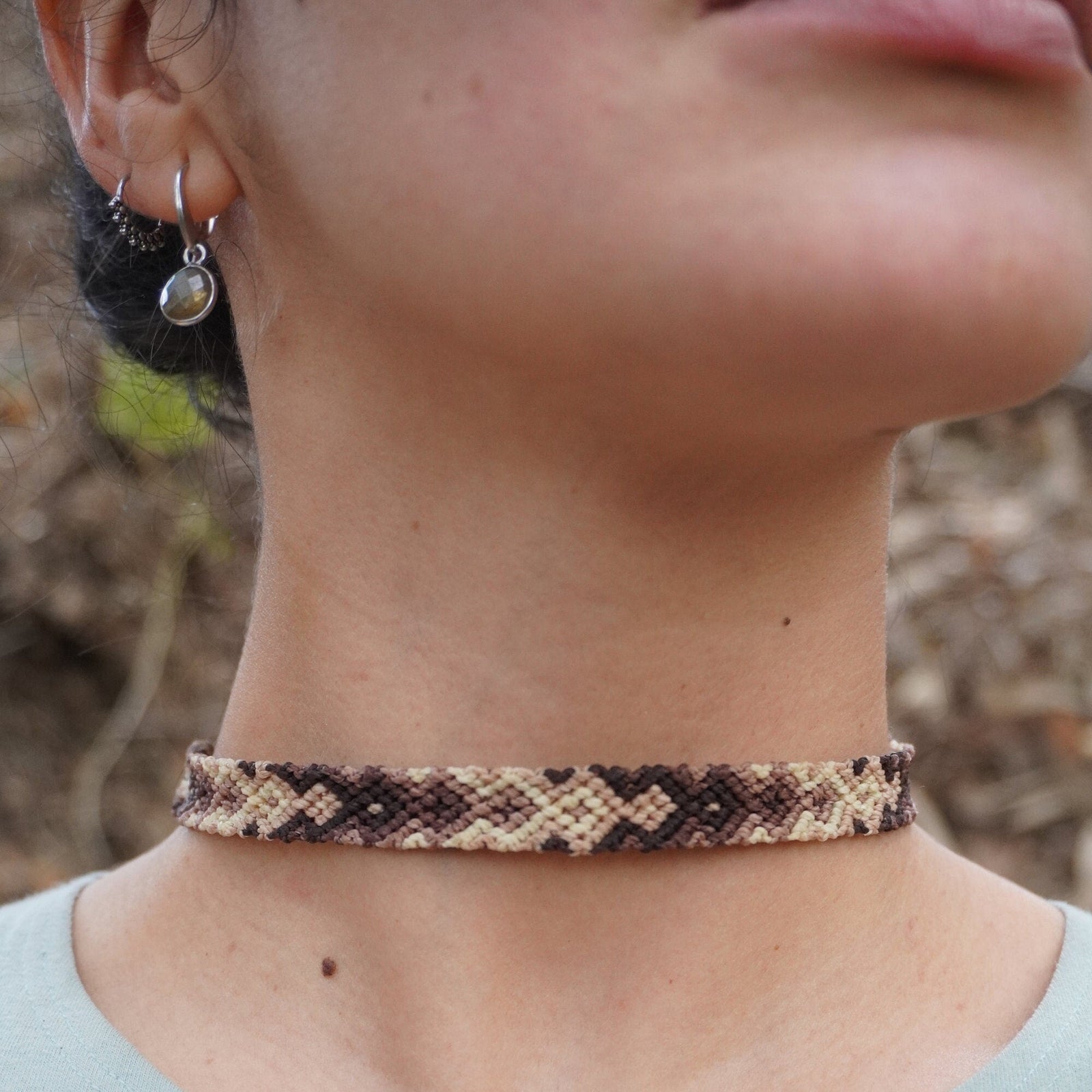Chocker de macramé marrón con Labradorita