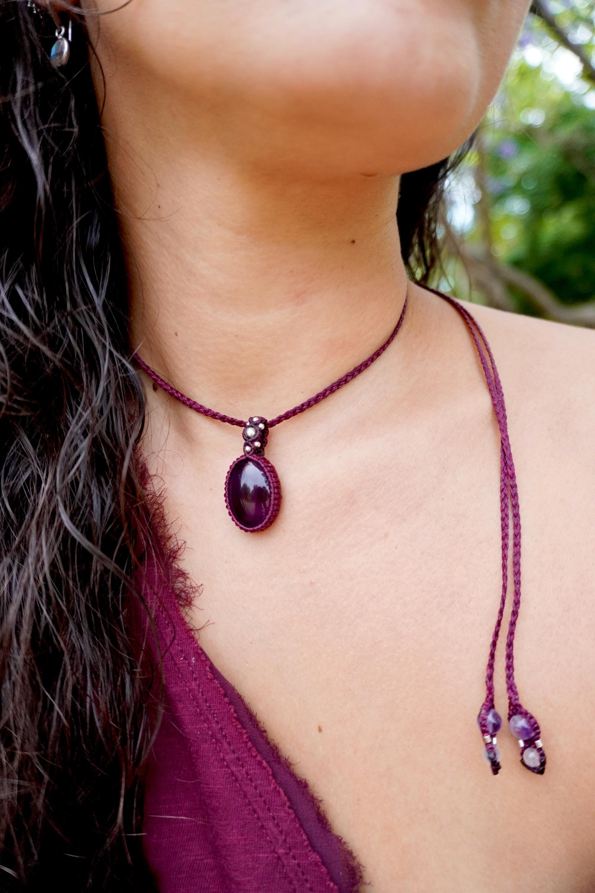 Collar de Amatista y plata en micromacramé burdeo