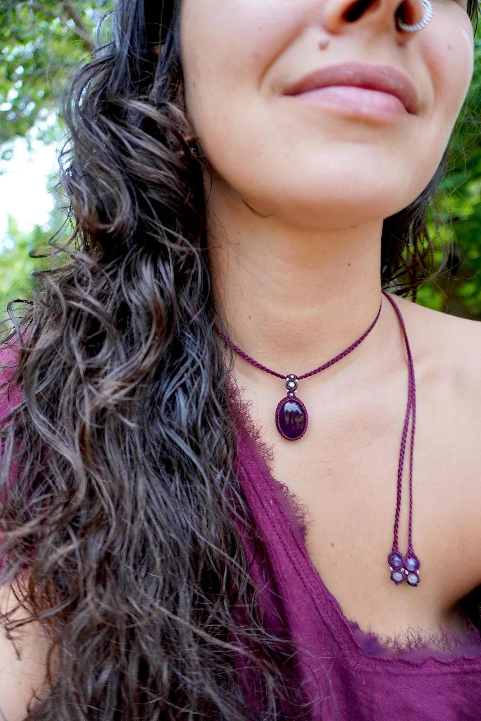 Collar de Amatista y plata en micromacramé burdeo