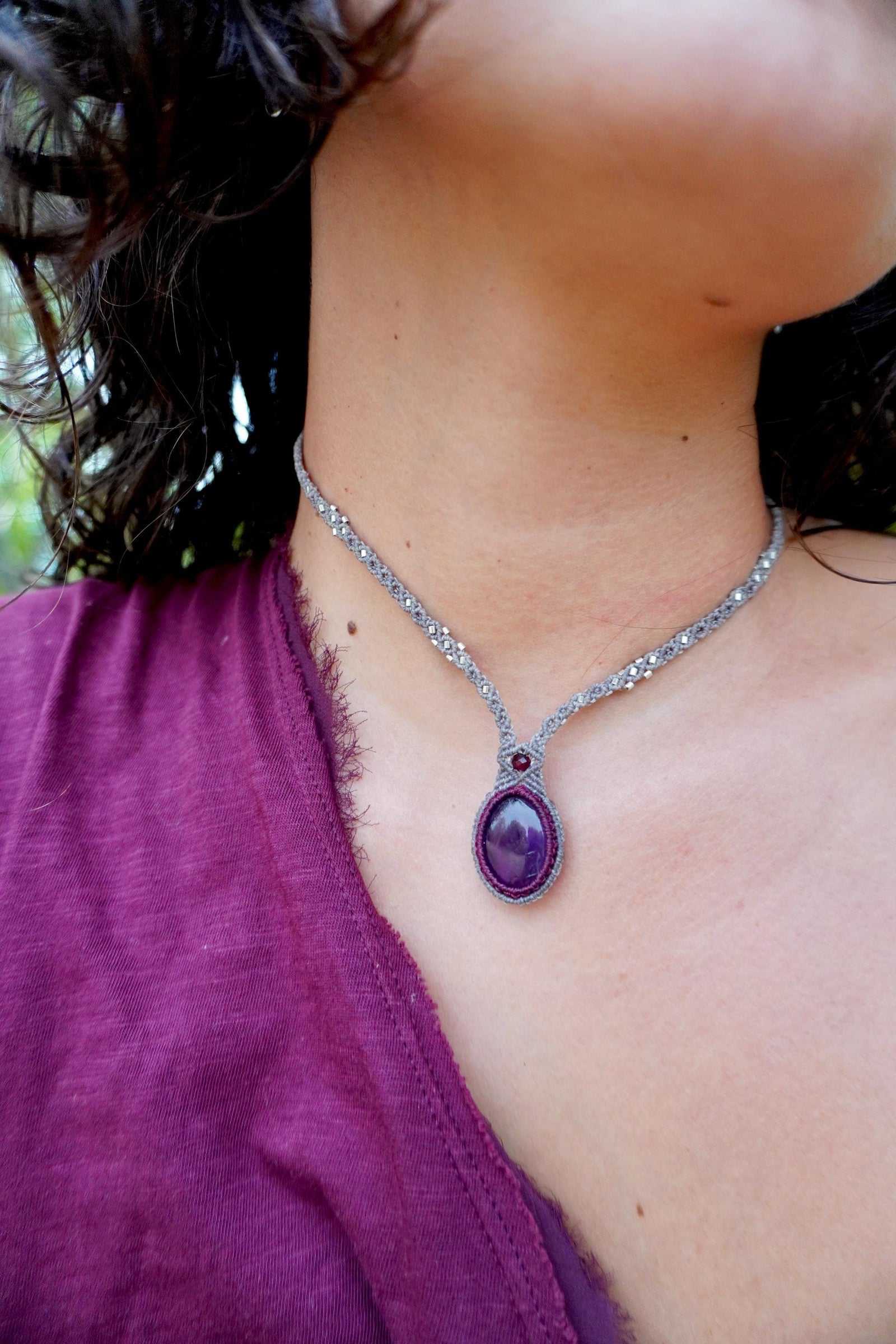 Collar de Amatista y granate con plata en micromacramé