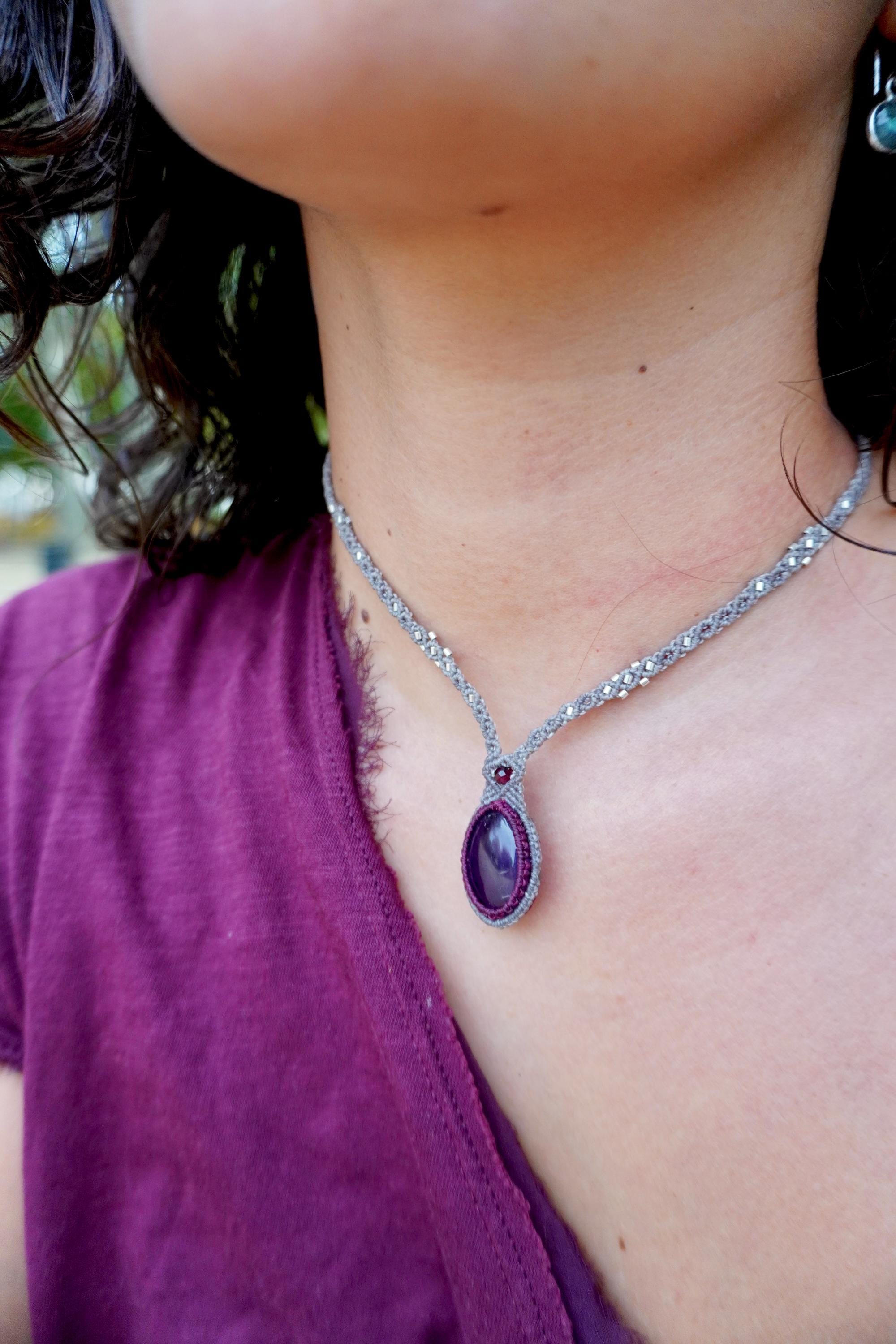 Collar de Amatista y granate con plata en micromacramé