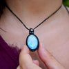 Collar de Piedra Luna Arcoíris y plata en micromacramé negro
