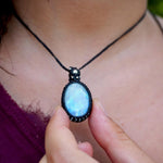 Collar de Piedra Luna Arcoíris y plata en micromacramé negro