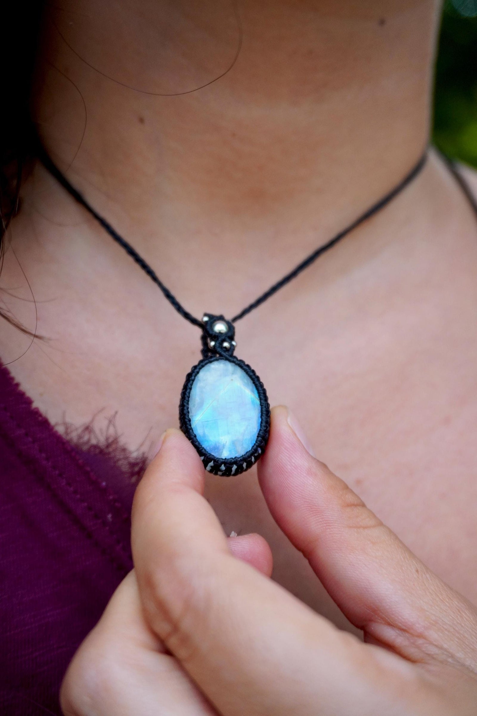 Collar de Piedra Luna Arcoíris y plata en micromacramé negro