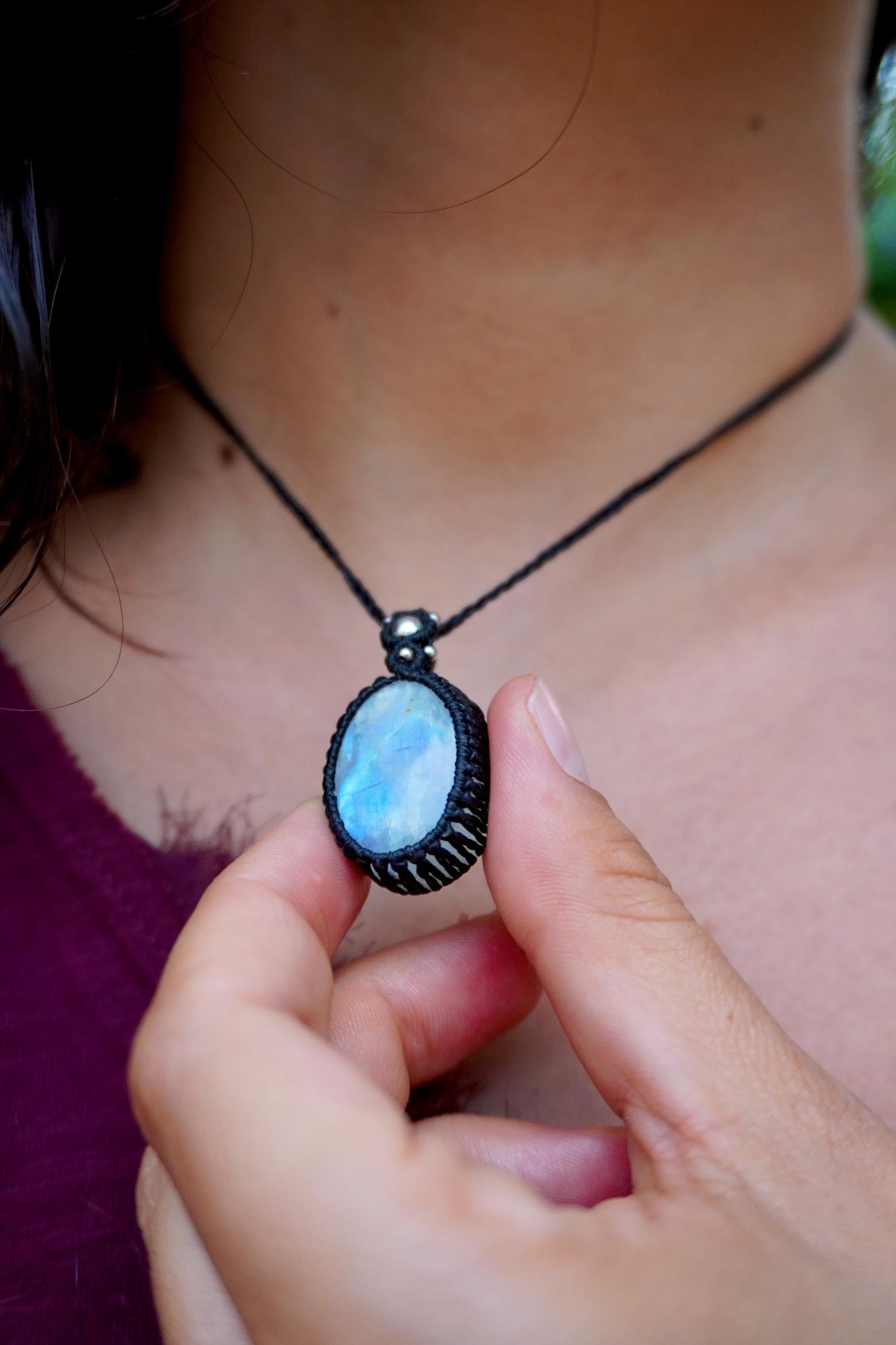 Collar de Piedra Luna Arcoíris y plata en micromacramé negro