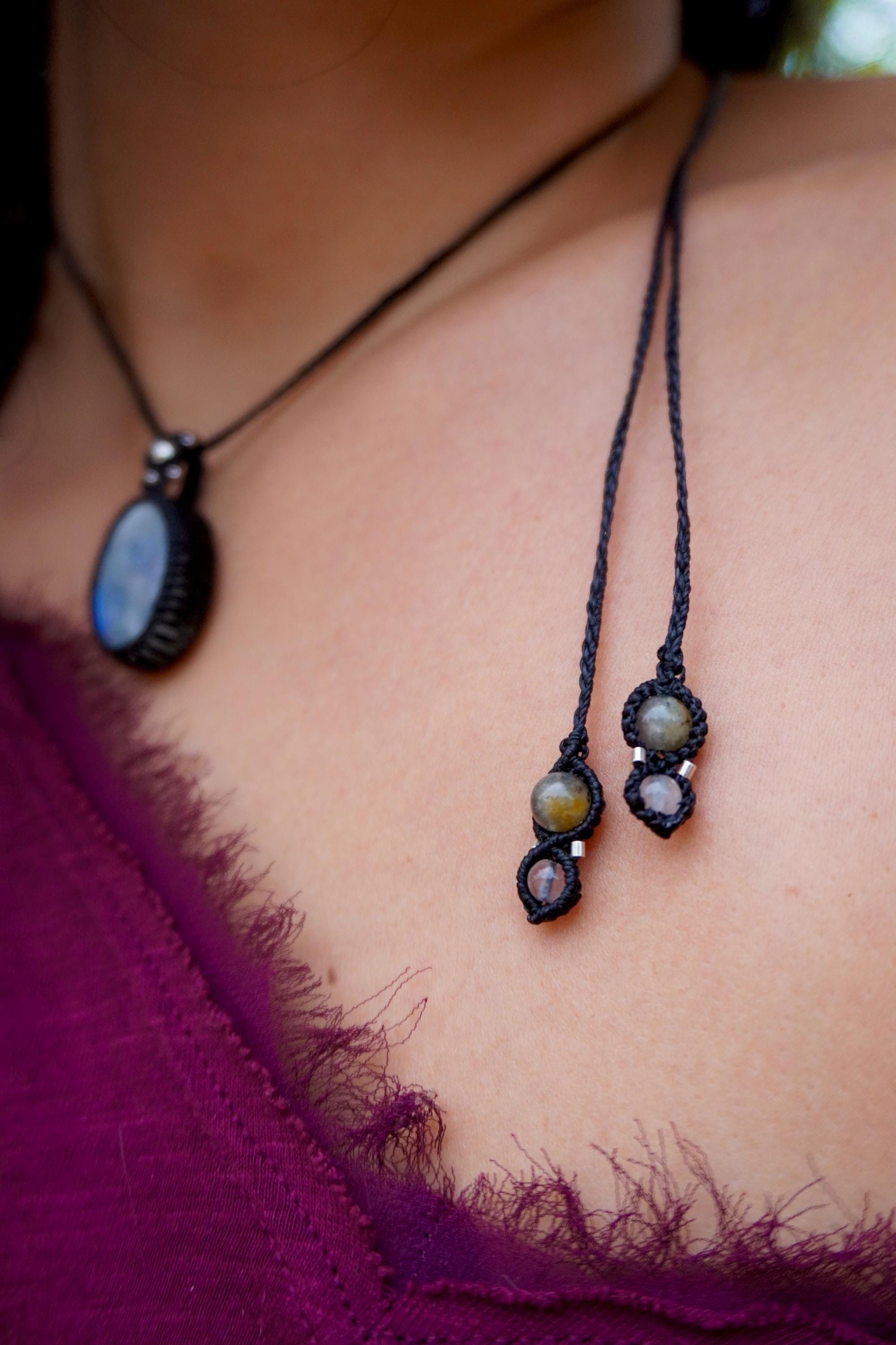 Collar de Piedra Luna Arcoíris y plata en micromacramé negro