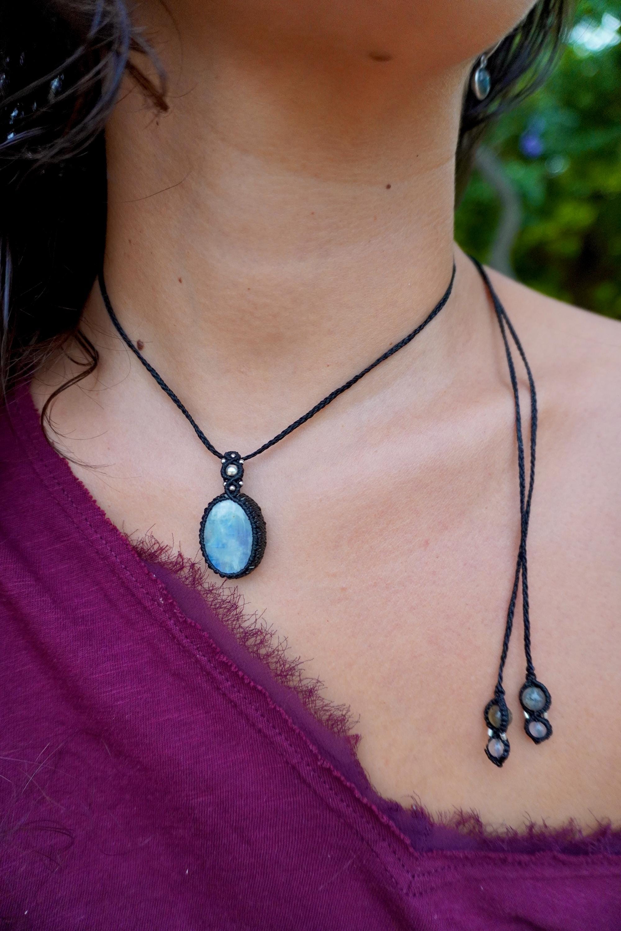 Collar de Piedra Luna Arcoíris y plata en micromacramé negro