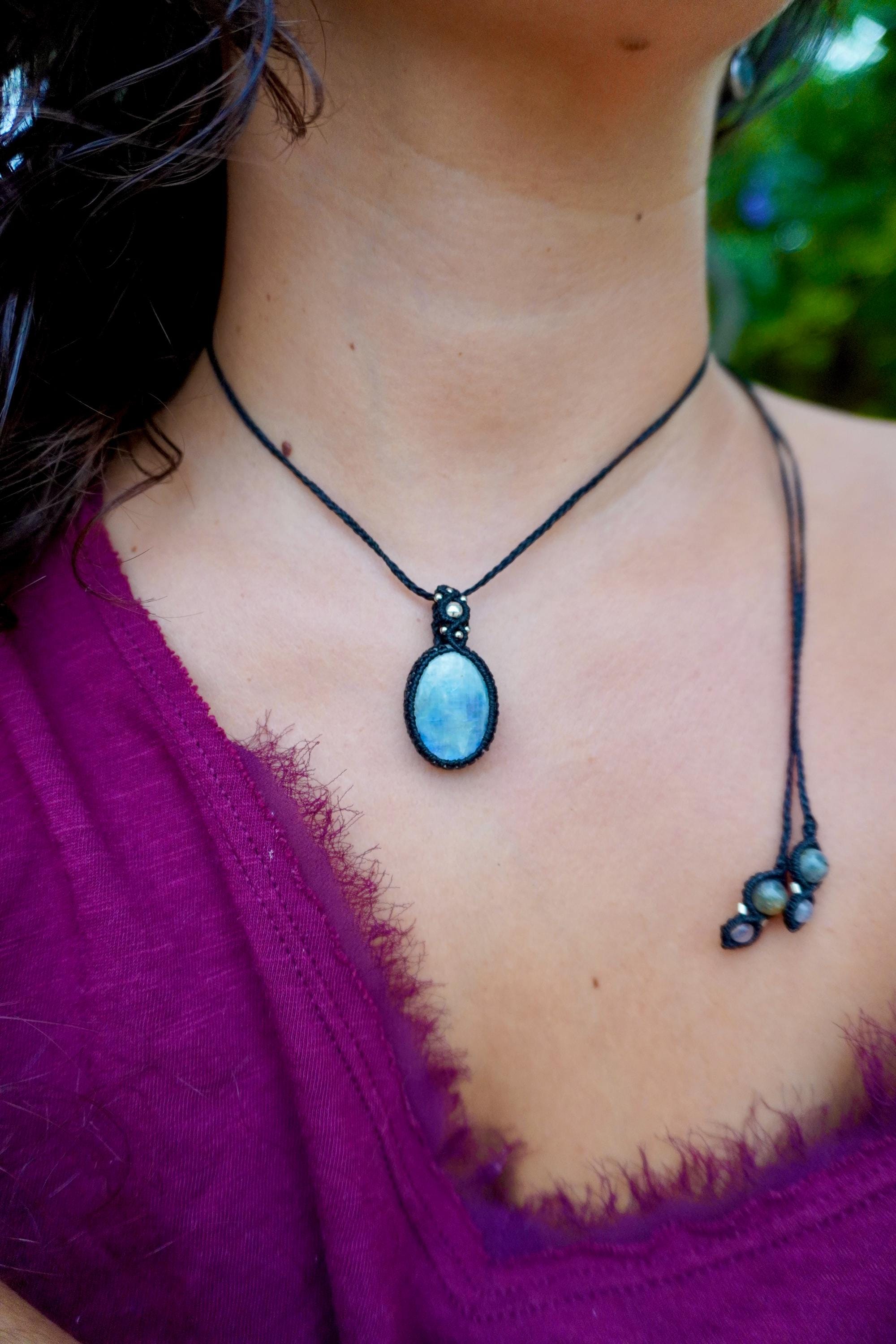 Collar de Piedra Luna Arcoíris y plata en micromacramé negro