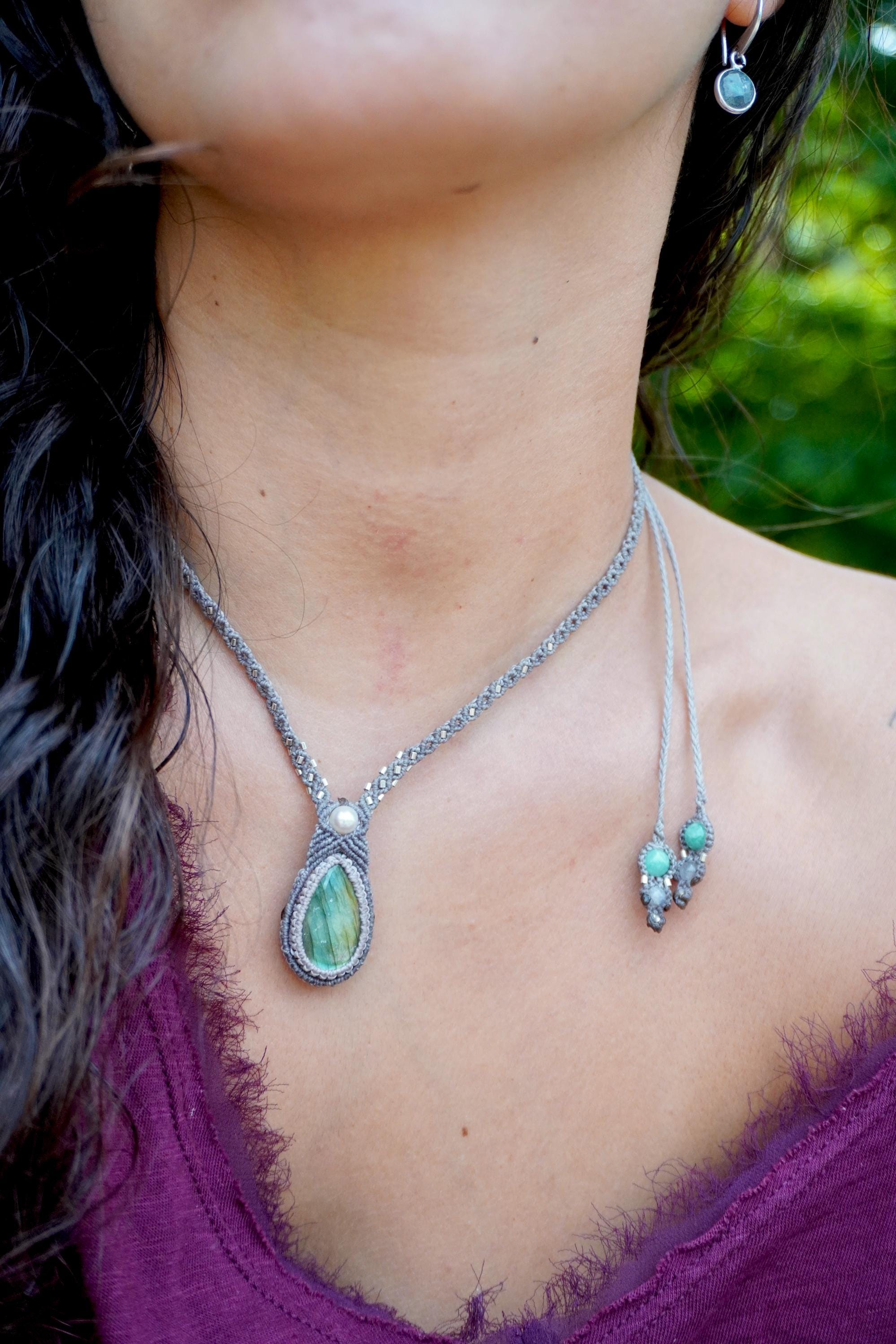 Collar de labradorita y perlas con plata en micromacramé gris
