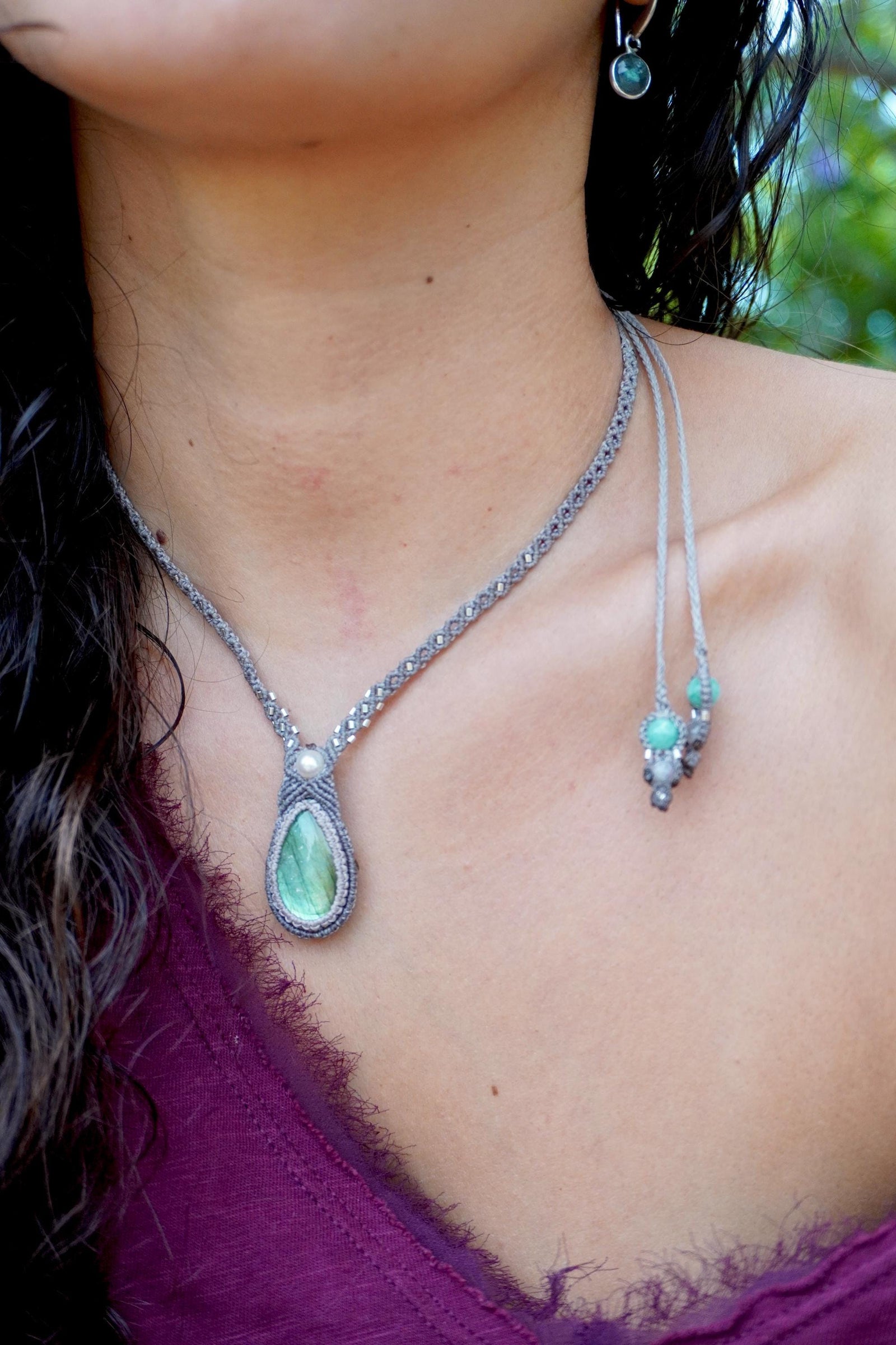 Collar de labradorita y perlas con plata en micromacramé gris