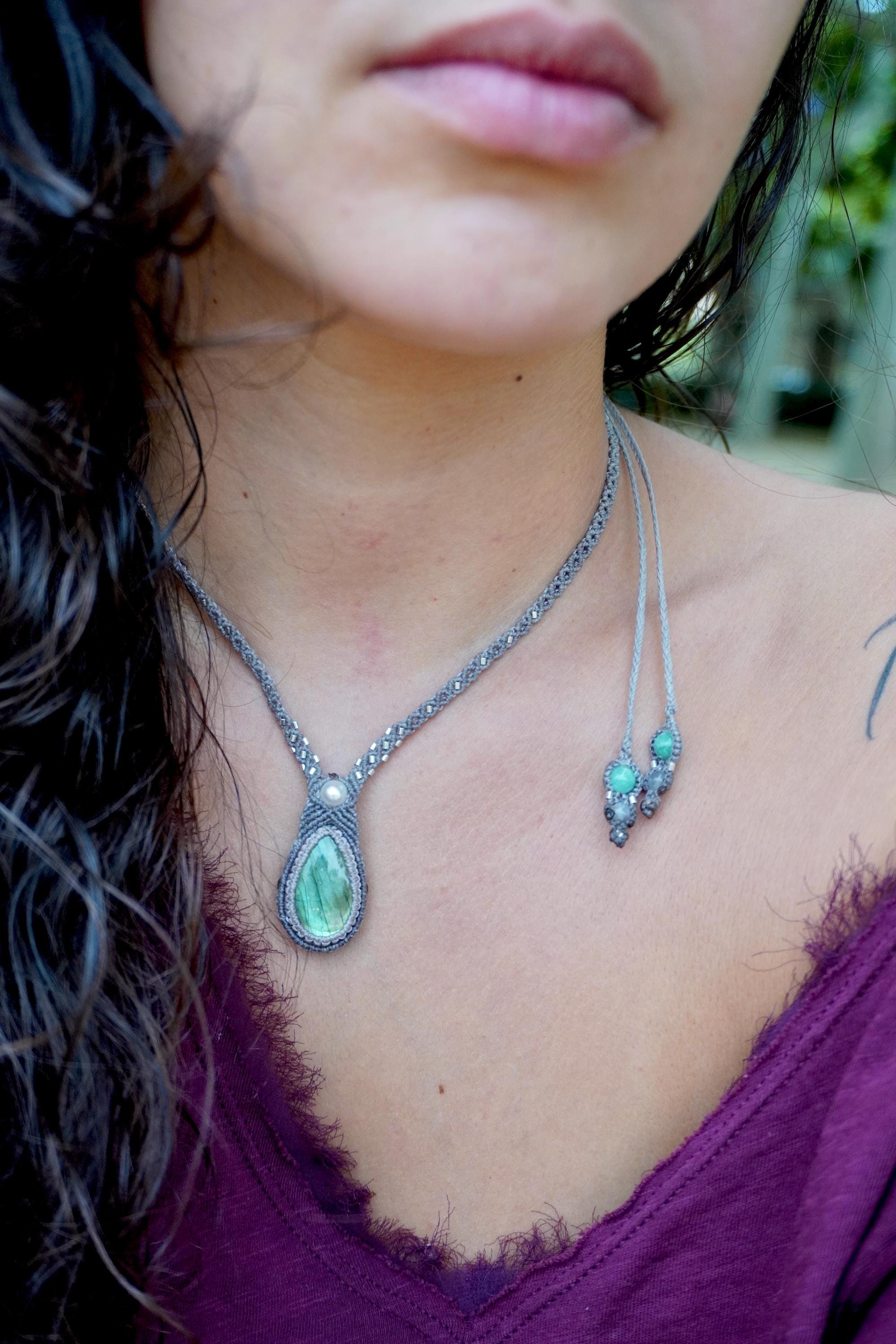 Collar de labradorita y perlas con plata en micromacramé gris