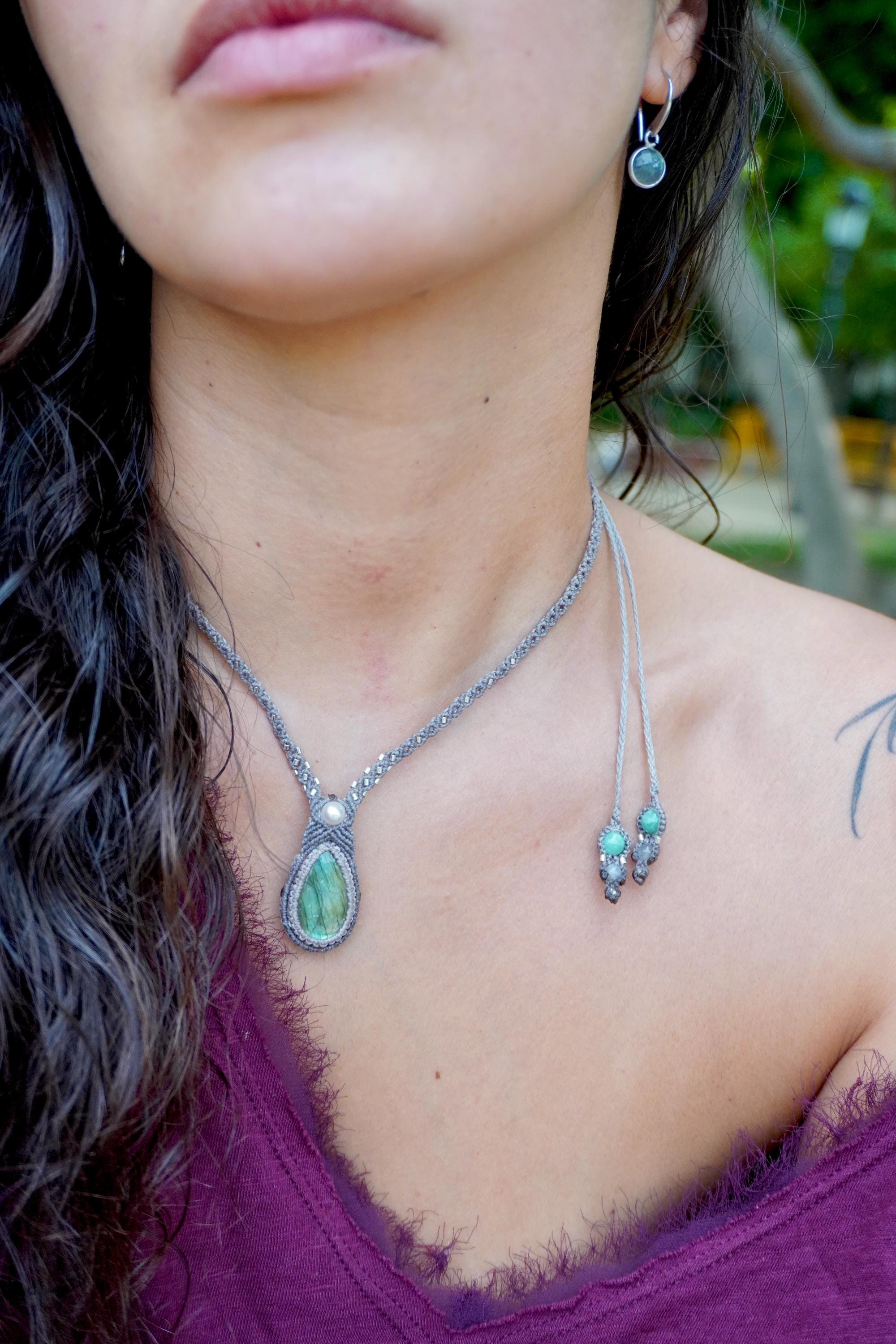 Collar de labradorita y perlas con plata en micromacramé gris