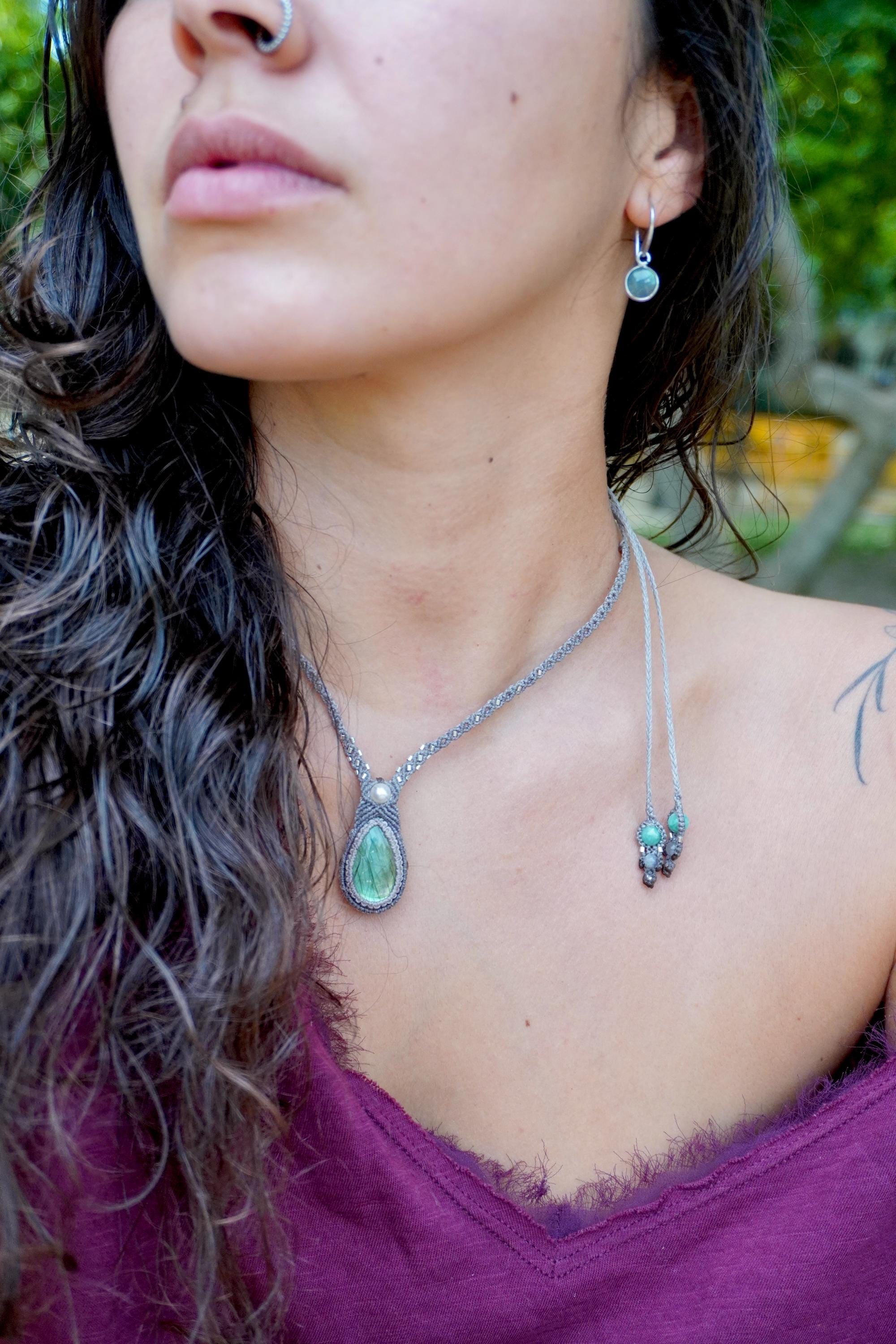 Collar de labradorita y perlas con plata en micromacramé gris