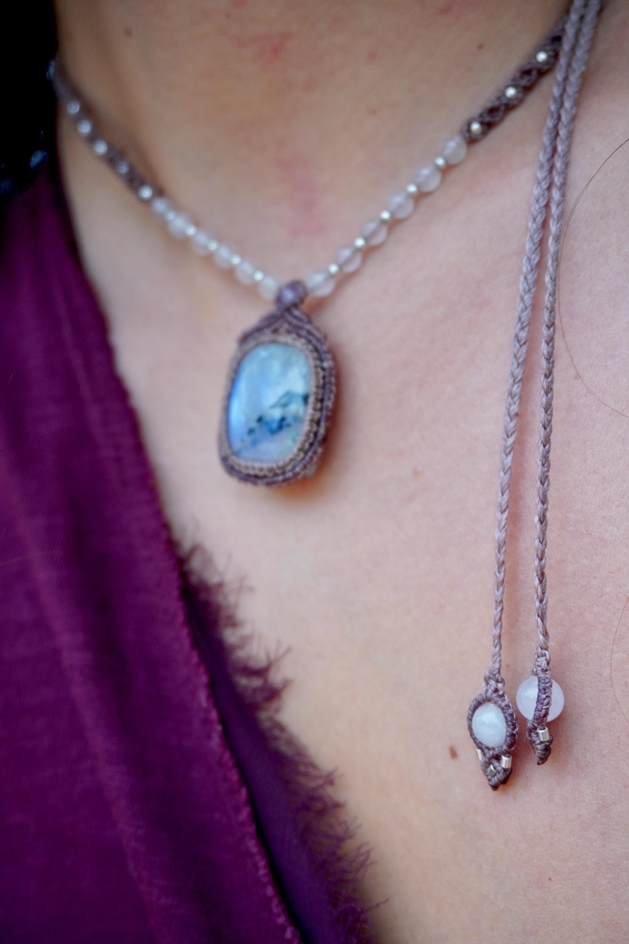 Collar de Piedra Luna Arcoíris y cuarzo rosa, con plata en micromacramé