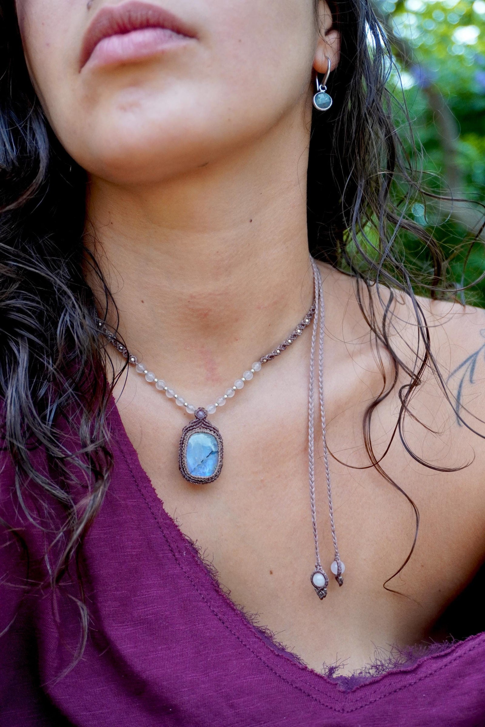 Collar de Piedra Luna Arcoíris y cuarzo rosa, con plata en micromacramé