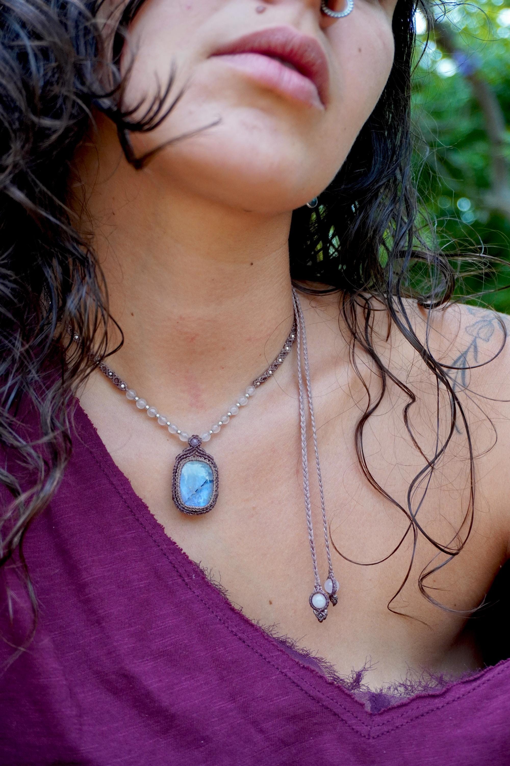 Collar de Piedra Luna Arcoíris y cuarzo rosa, con plata en micromacramé