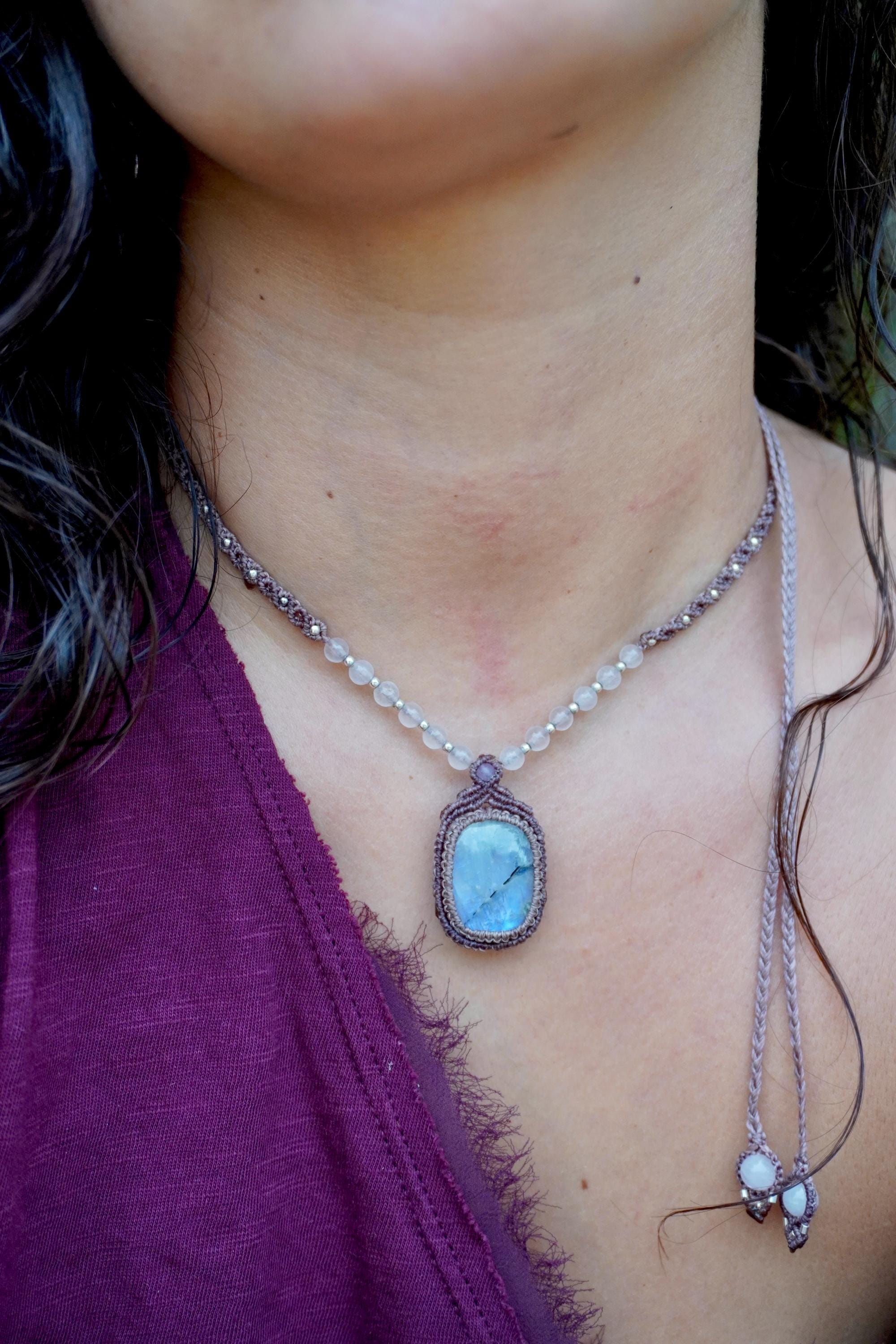 Collar de Piedra Luna Arcoíris y cuarzo rosa, con plata en micromacramé