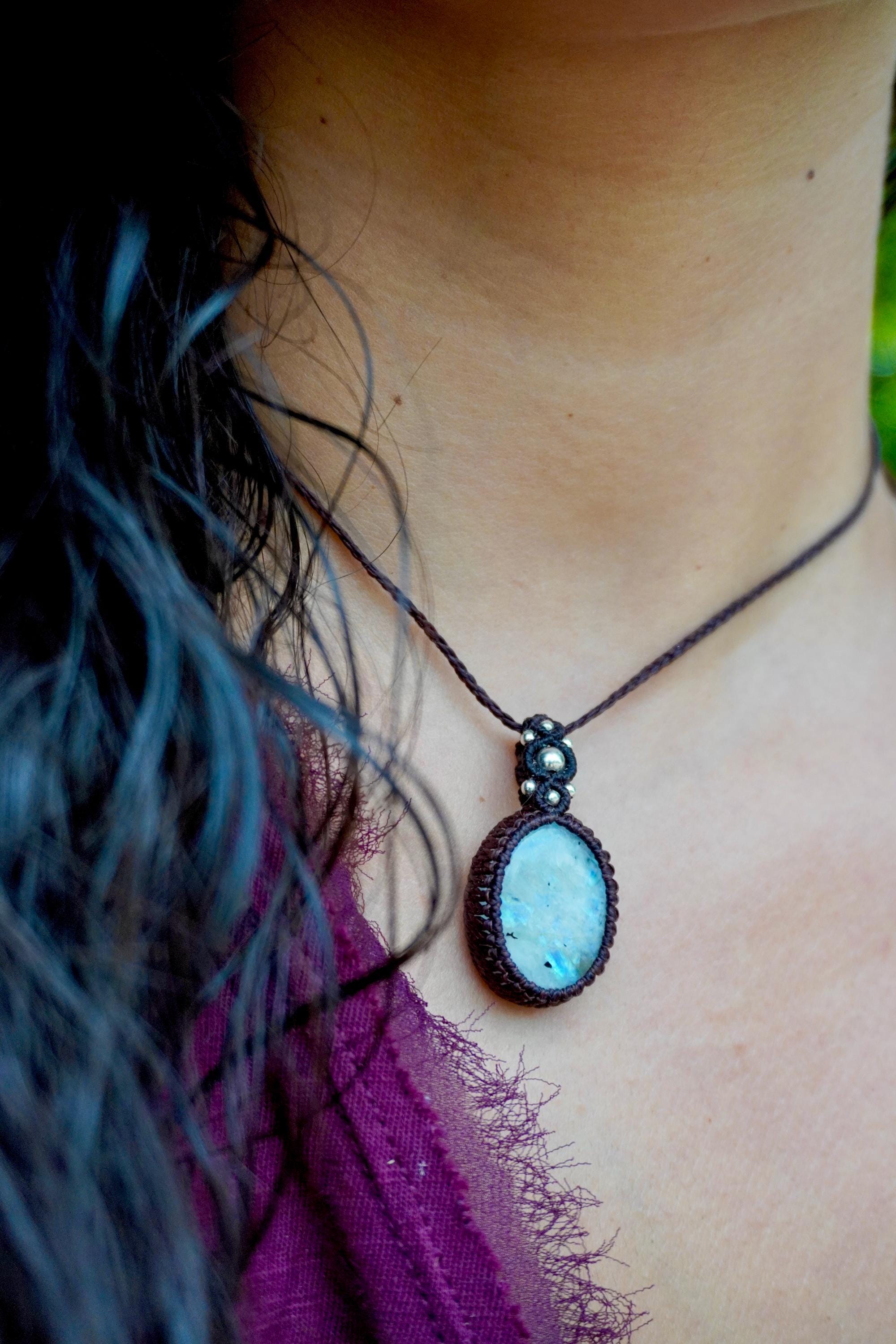 Collar de Piedra luna arcoíris y plata en micromacramé café