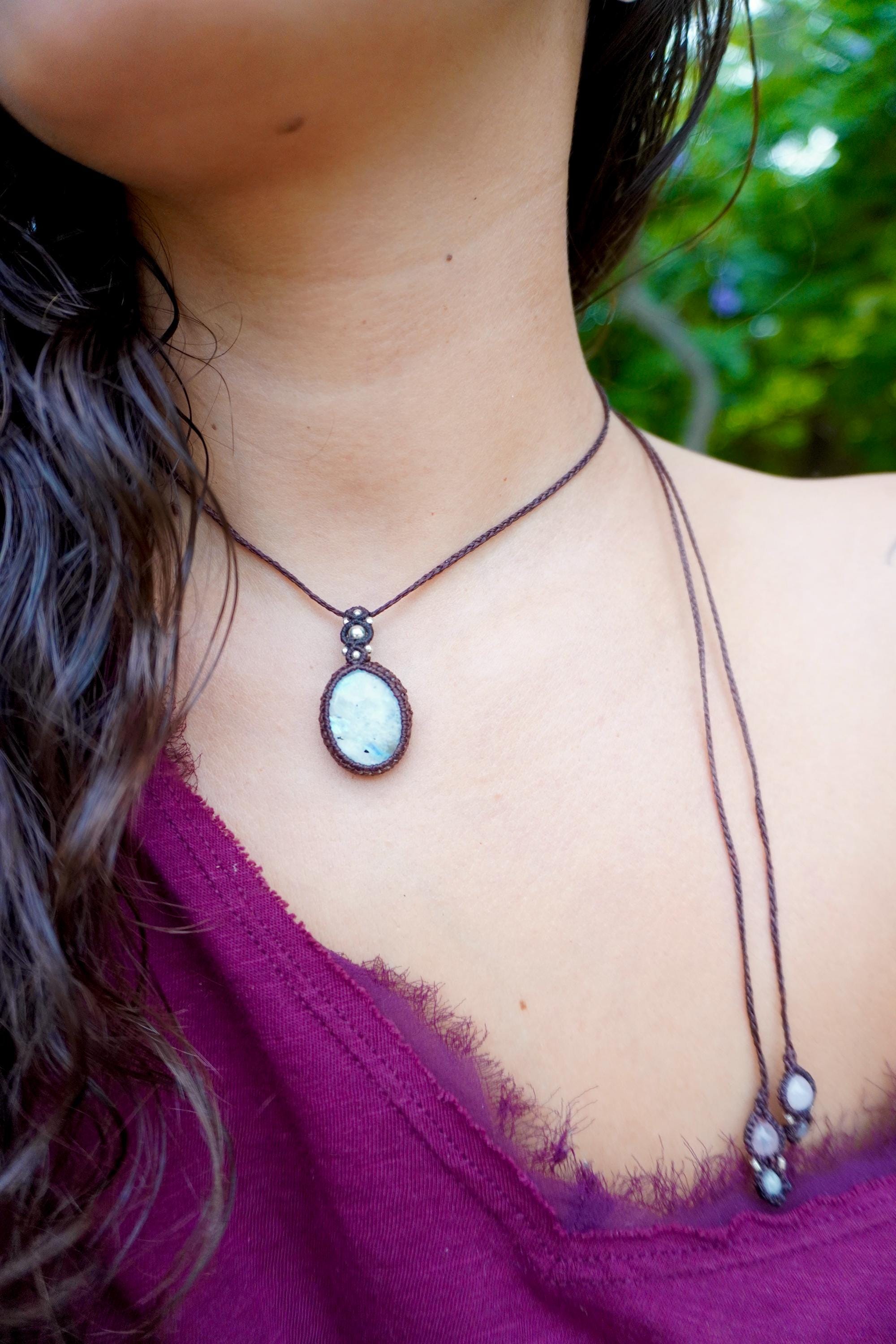 Collar de Piedra luna arcoíris y plata en micromacramé café