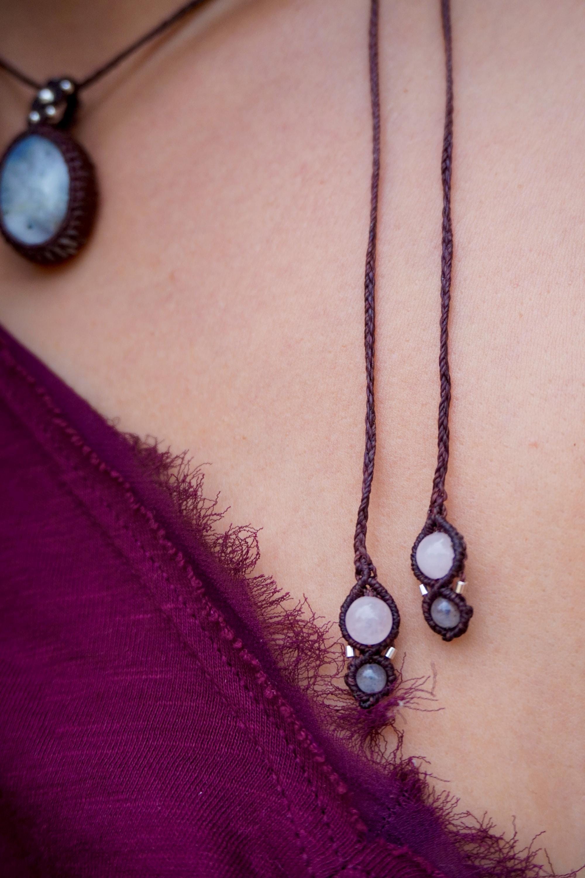 Collar de Piedra luna arcoíris y plata en micromacramé café