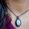 Collar de Piedra luna arcoíris y plata en micromacramé café