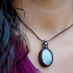 Collar de Piedra luna arcoíris y plata en micromacramé café