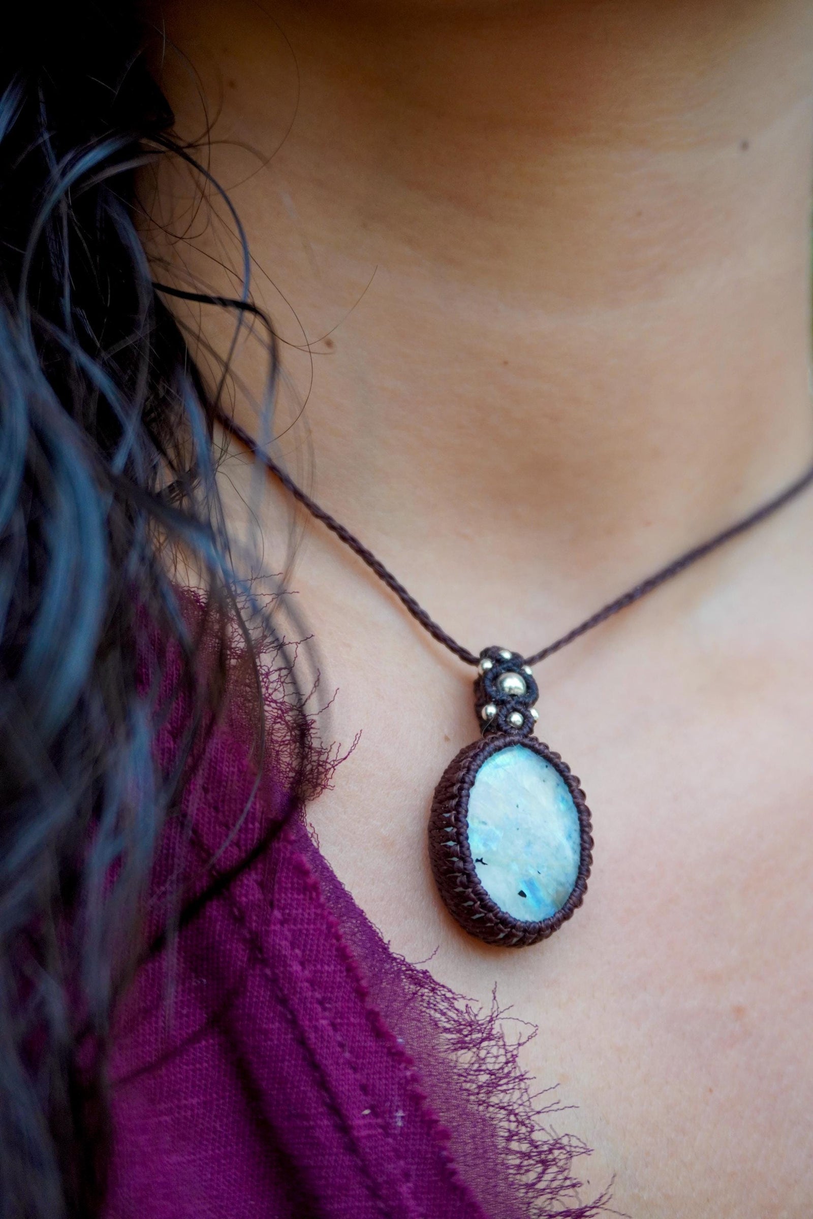 Collar de Piedra luna arcoíris y plata en micromacramé café