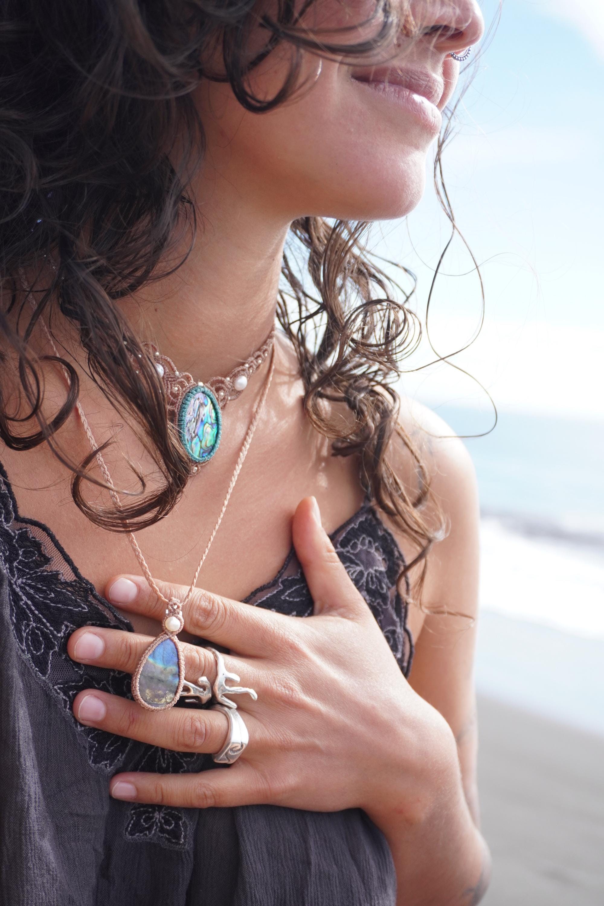 Gargantilla de Aballone, en micromacramé con plata