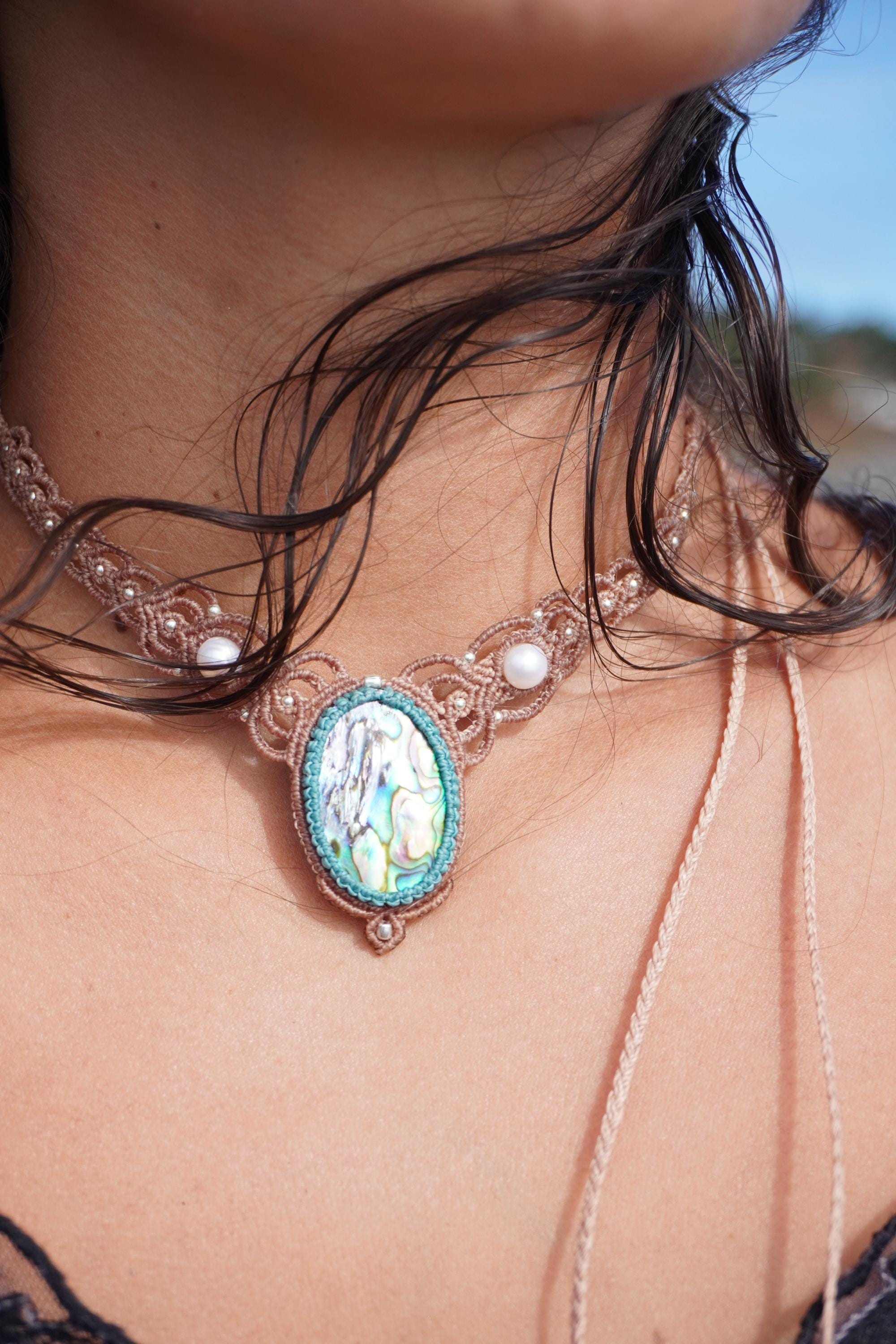 Gargantilla de Aballone, en micromacramé con plata