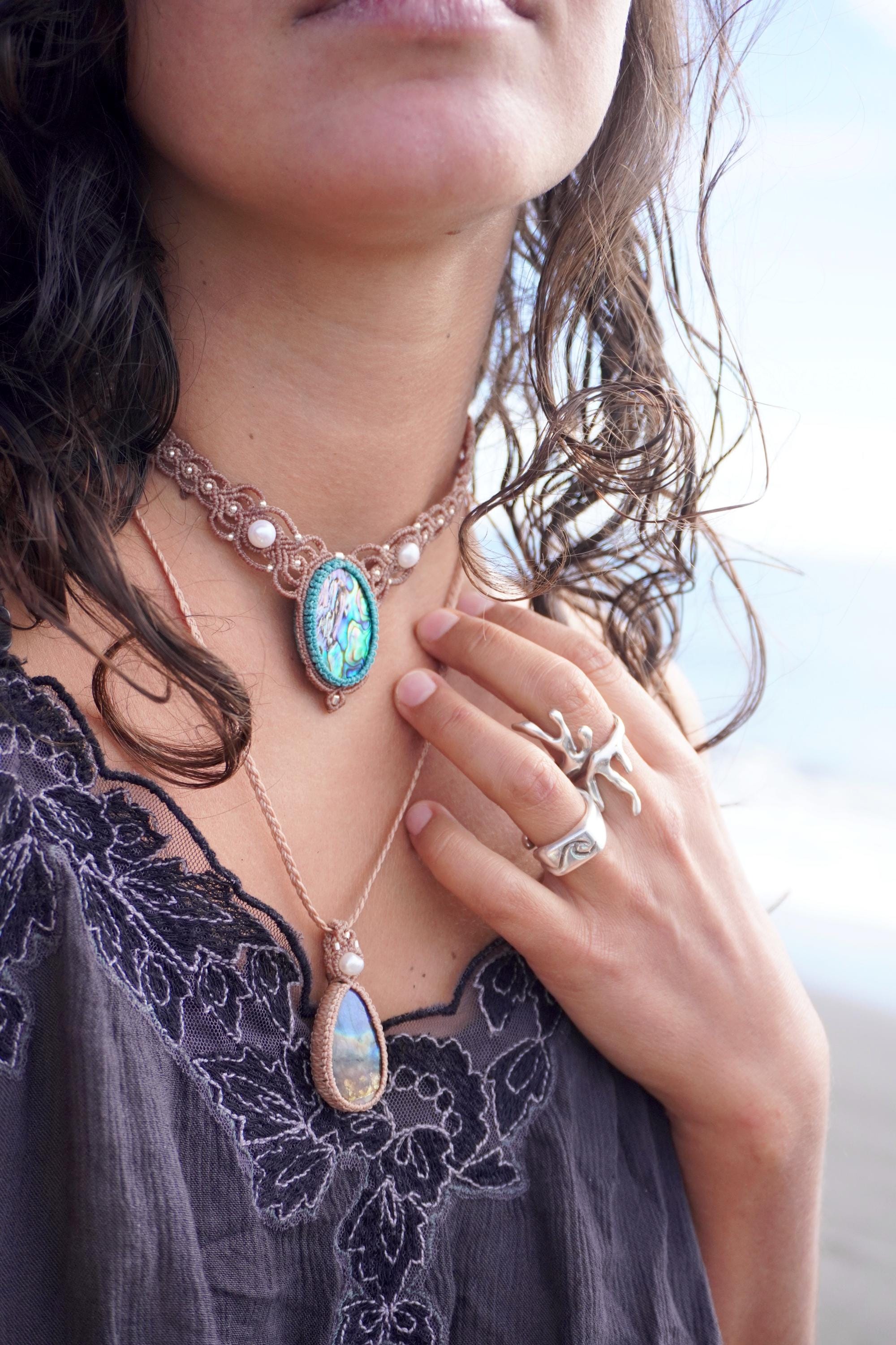 Gargantilla de Aballone, en micromacramé con plata