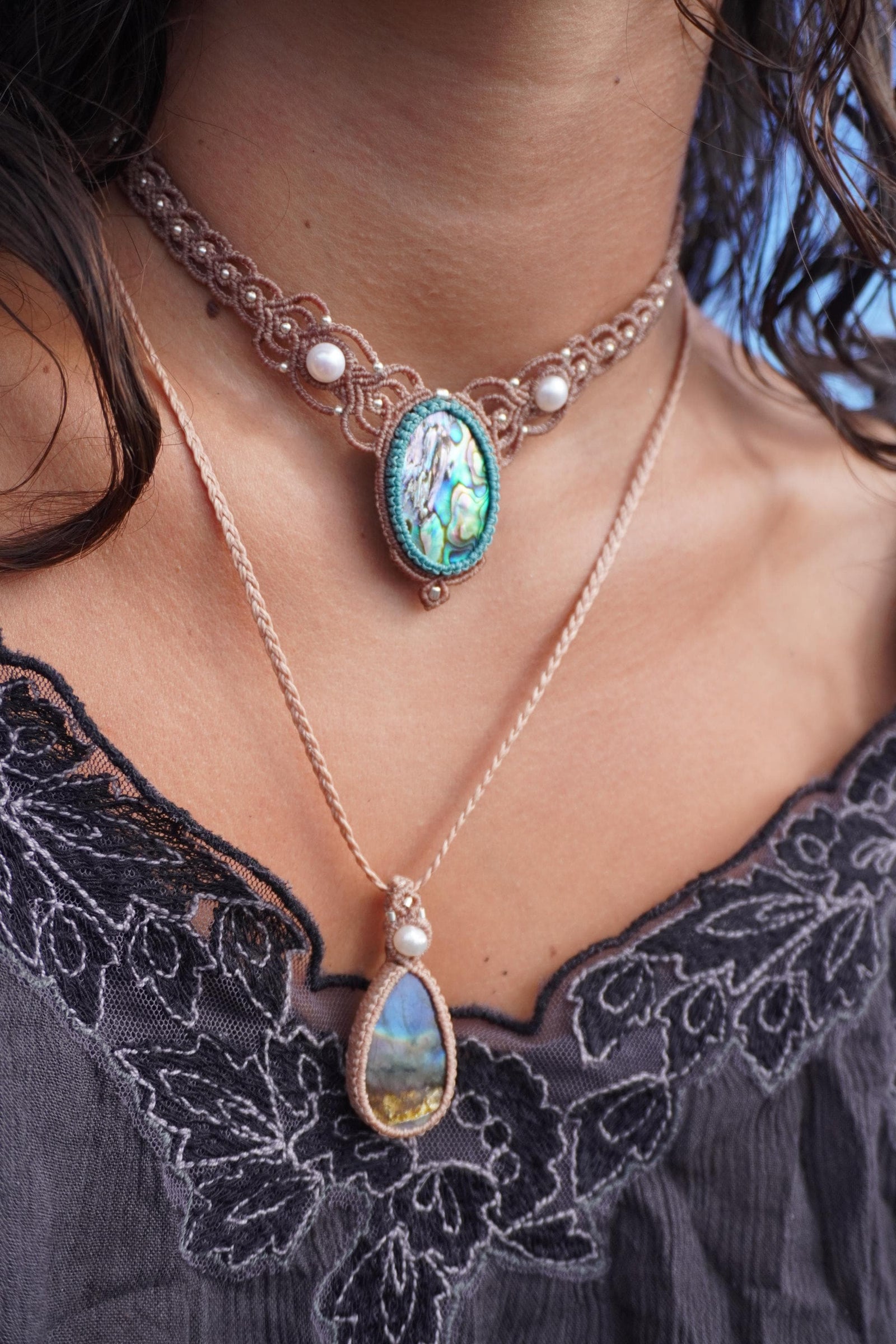Gargantilla de Aballone, en micromacramé con plata