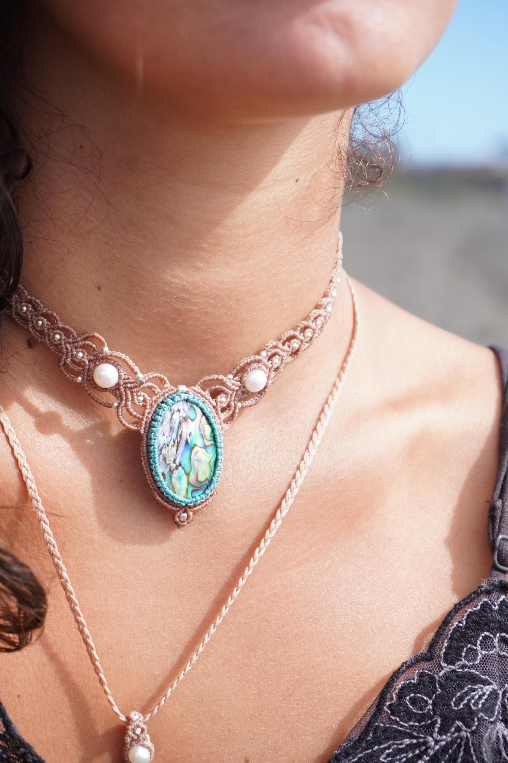 Gargantilla de Aballone, en micromacramé con plata