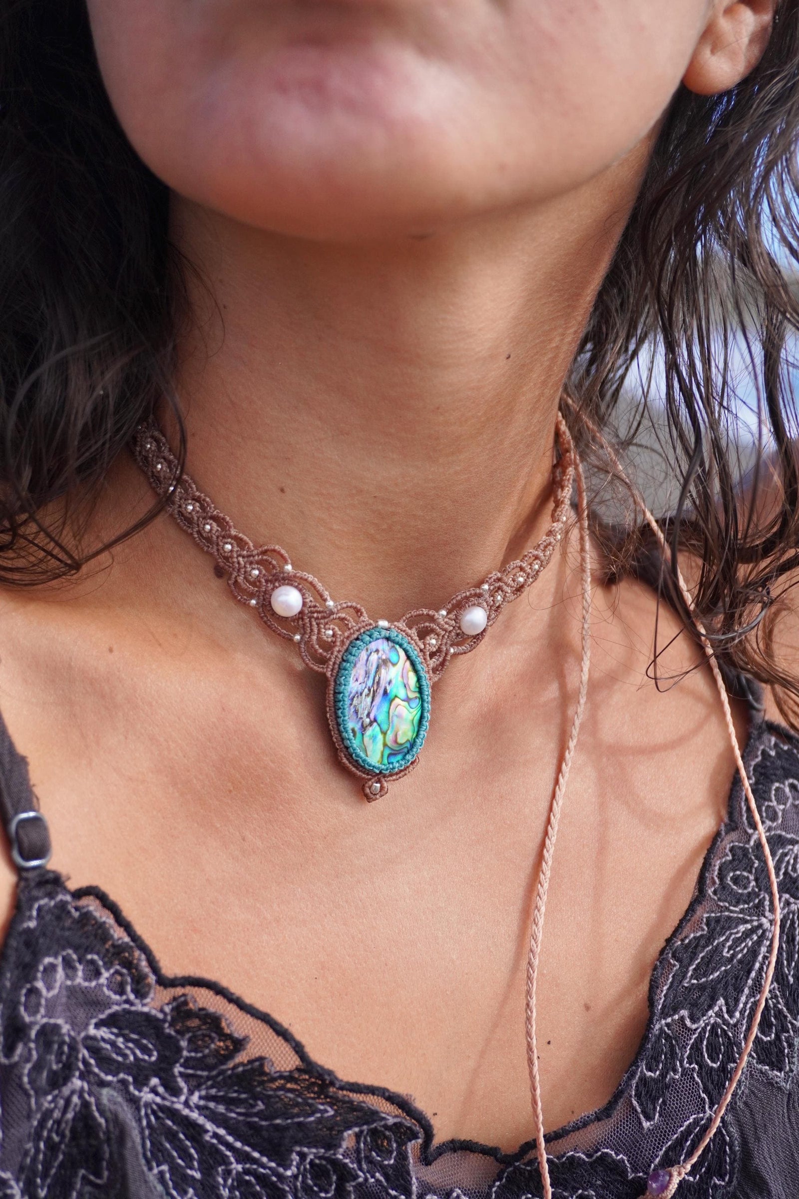 Gargantilla de Aballone, en micromacramé con plata