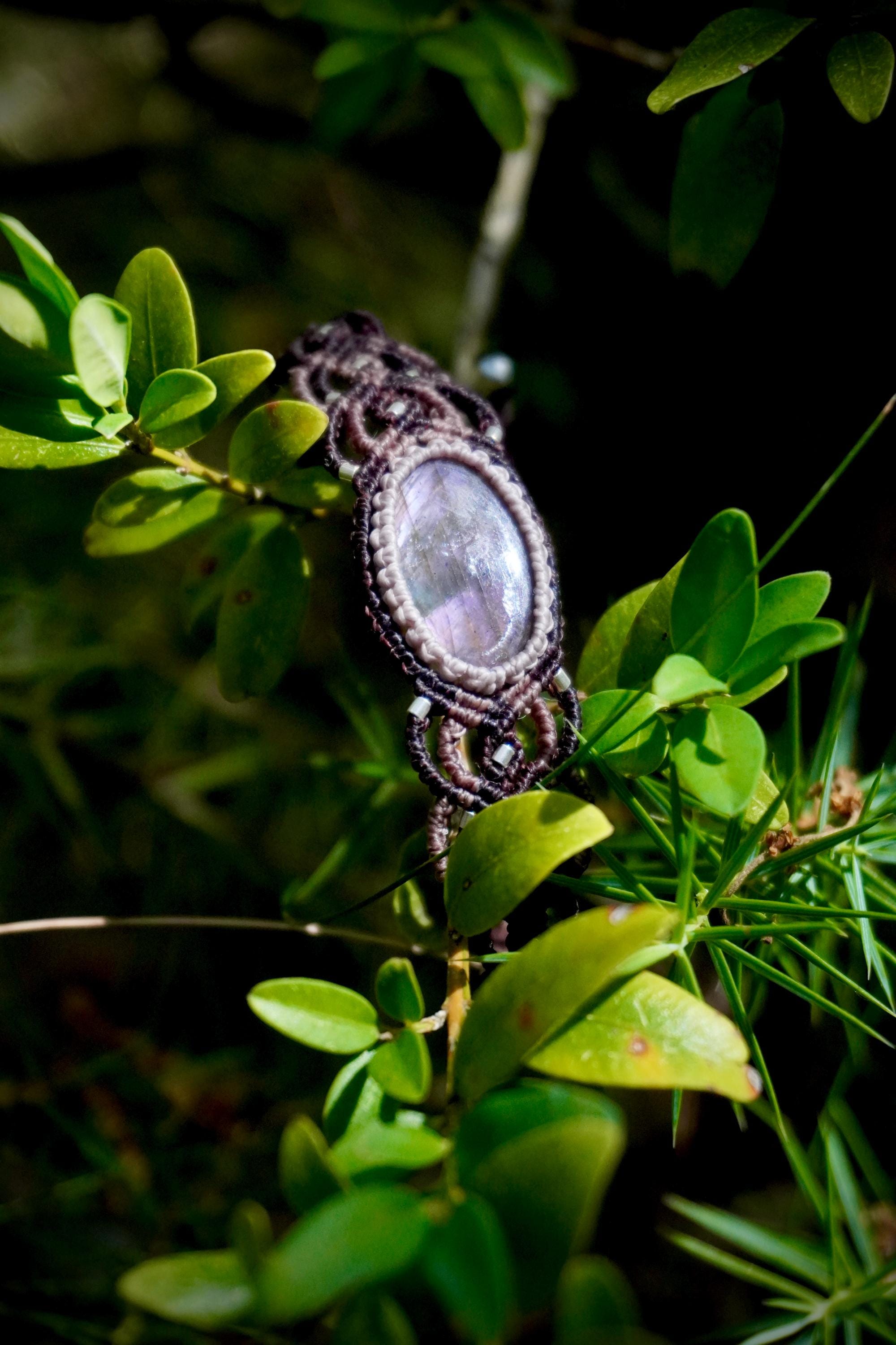 Brazalete Labradorita y plata en micromacramé