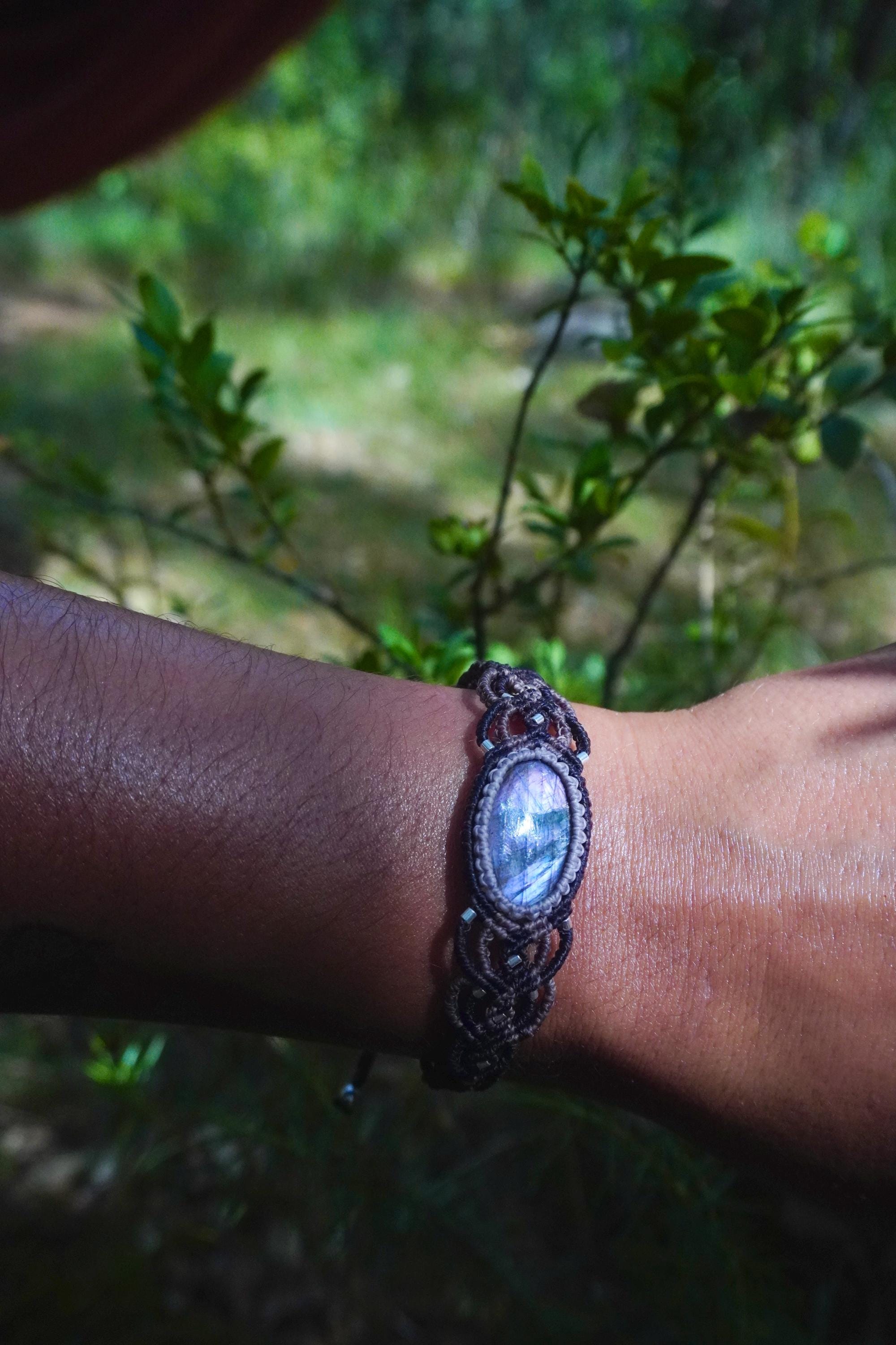 Brazalete Labradorita y plata en micromacramé