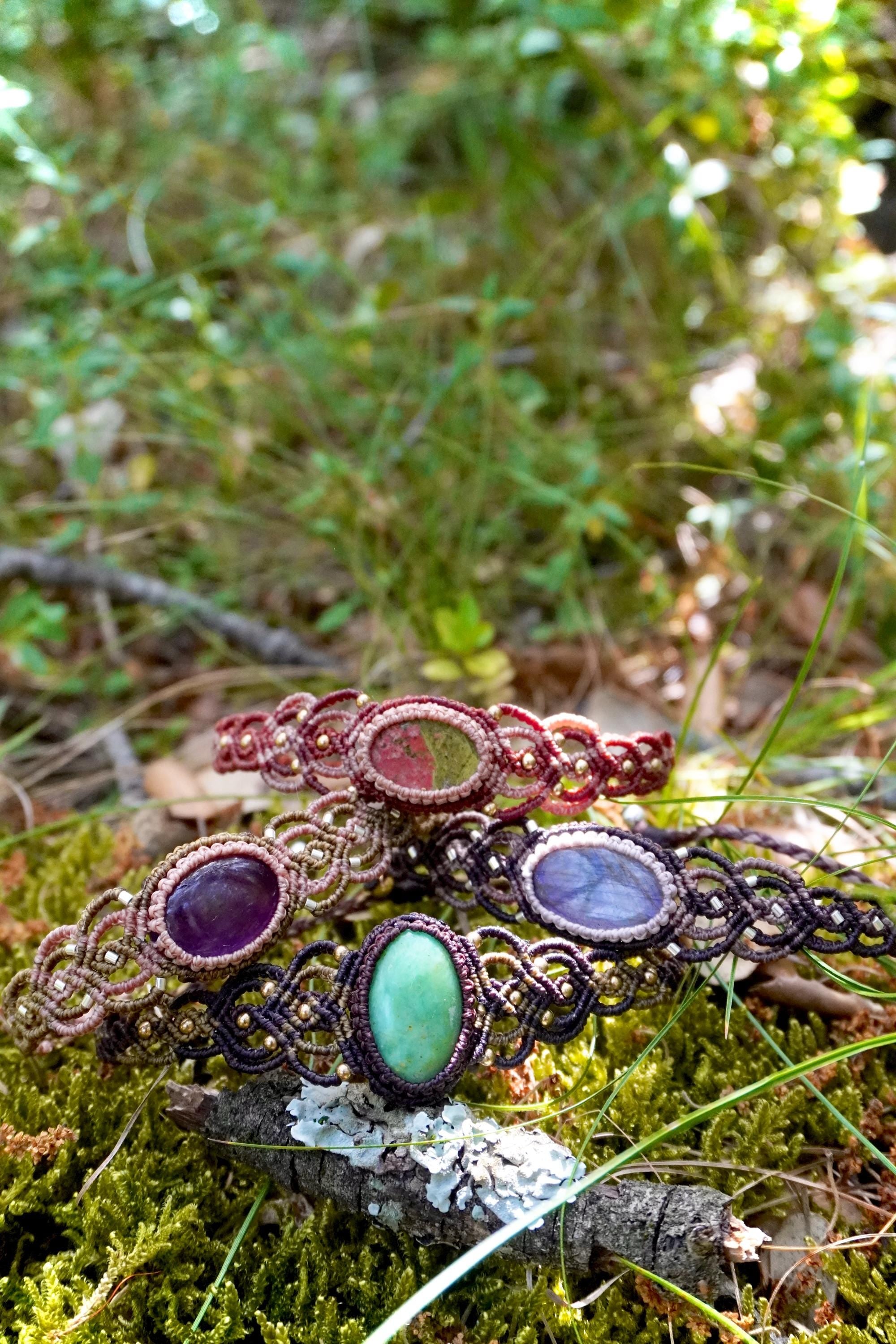 Brazalete Labradorita y plata en micromacramé