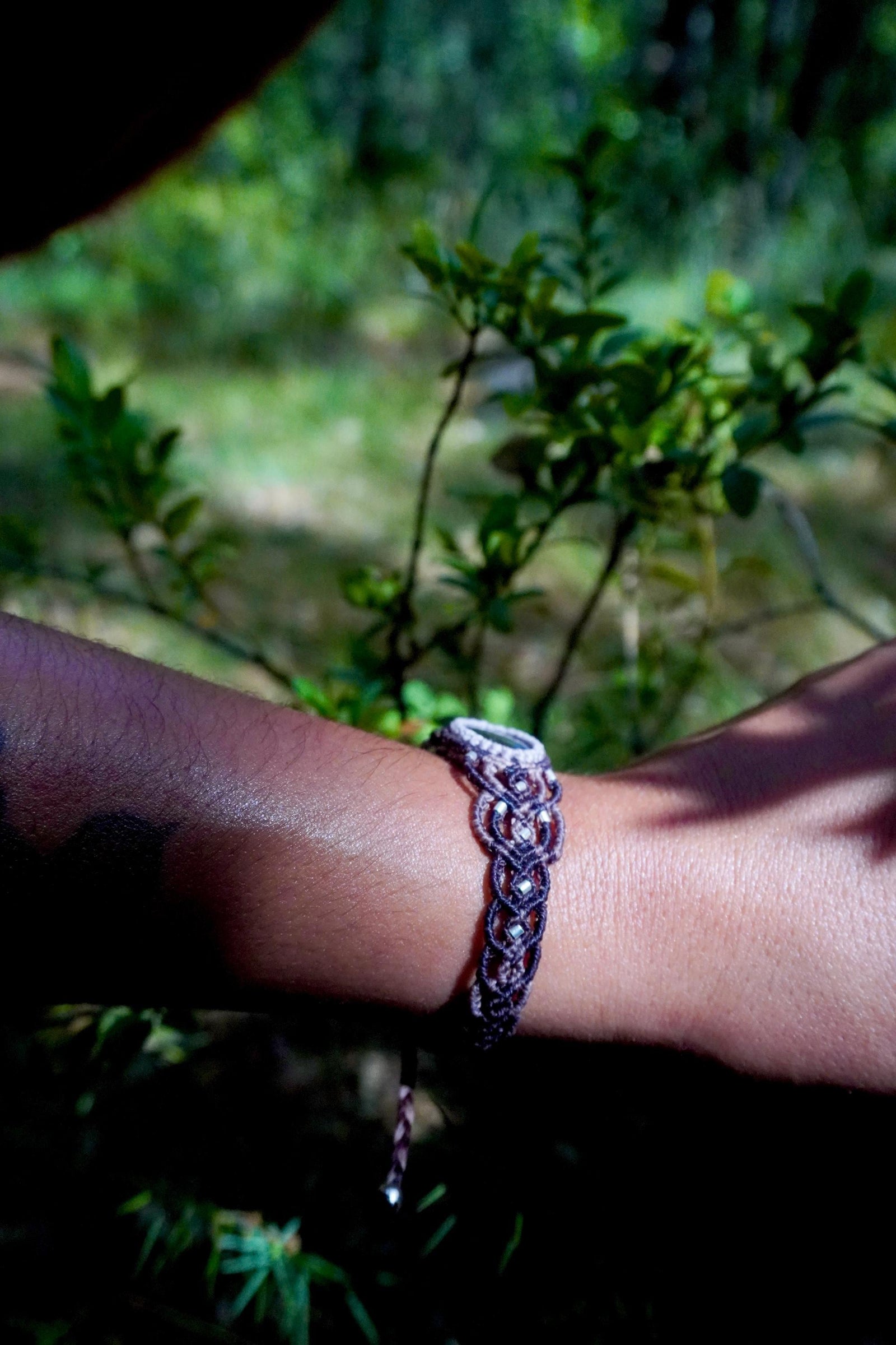 Brazalete Labradorita y plata en micromacramé