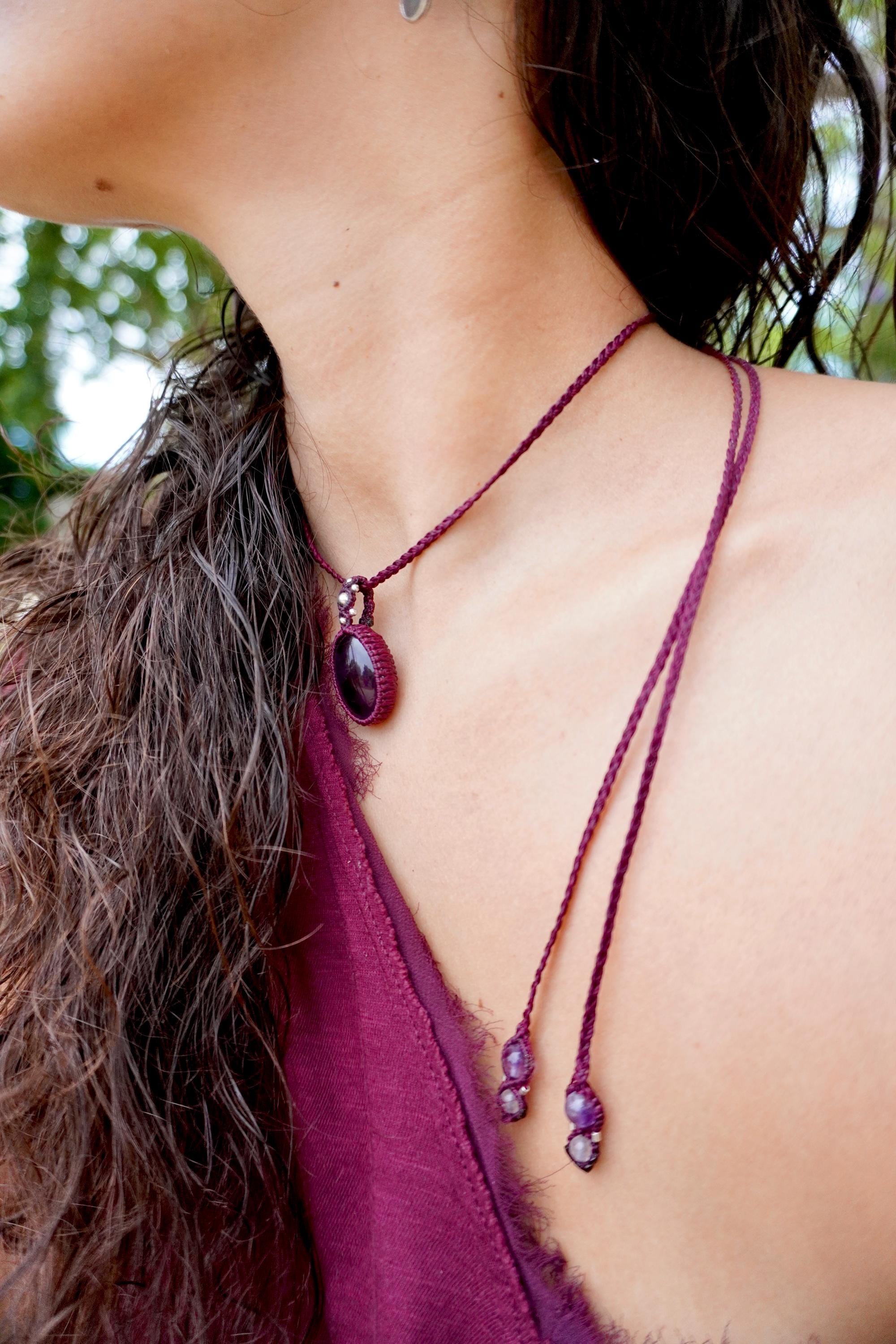 Collar de Amatista y plata en micromacramé burdeo