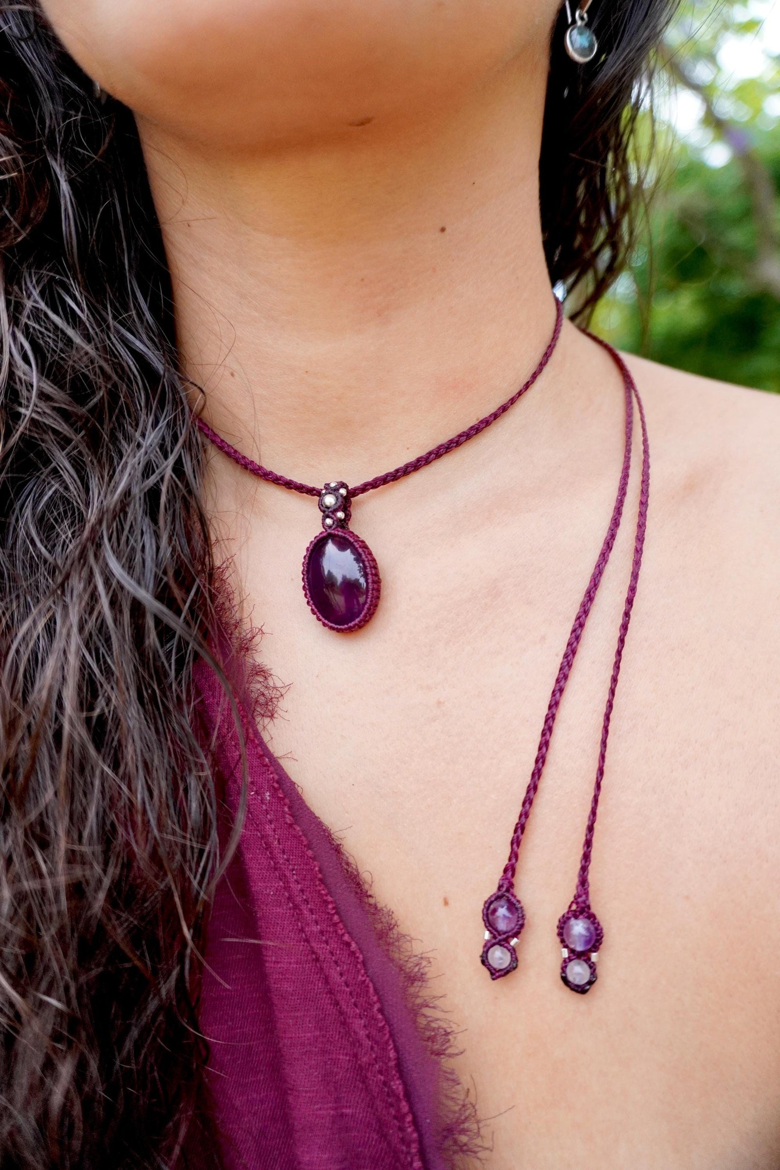 Collar de Amatista y plata en micromacramé burdeo