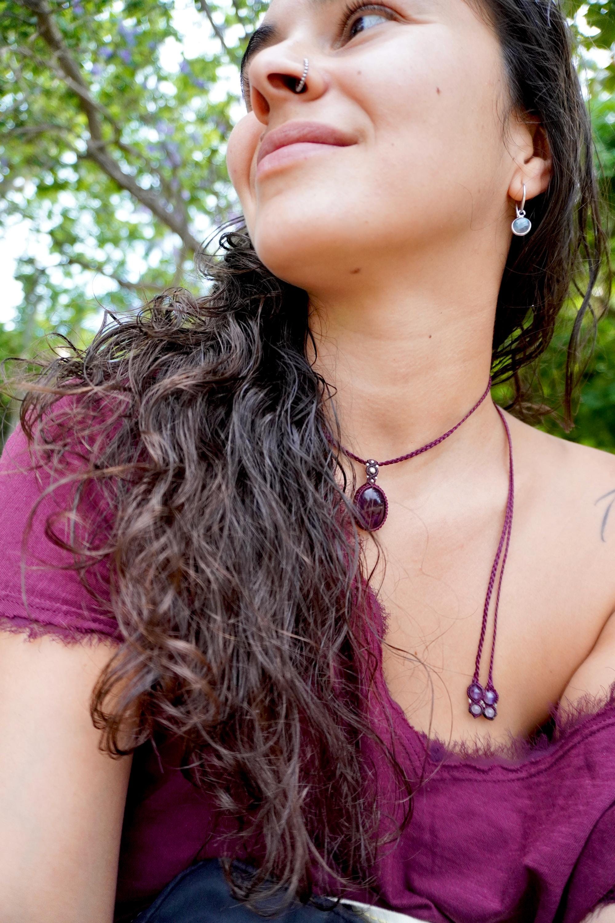 Collar de Amatista y plata en micromacramé burdeo