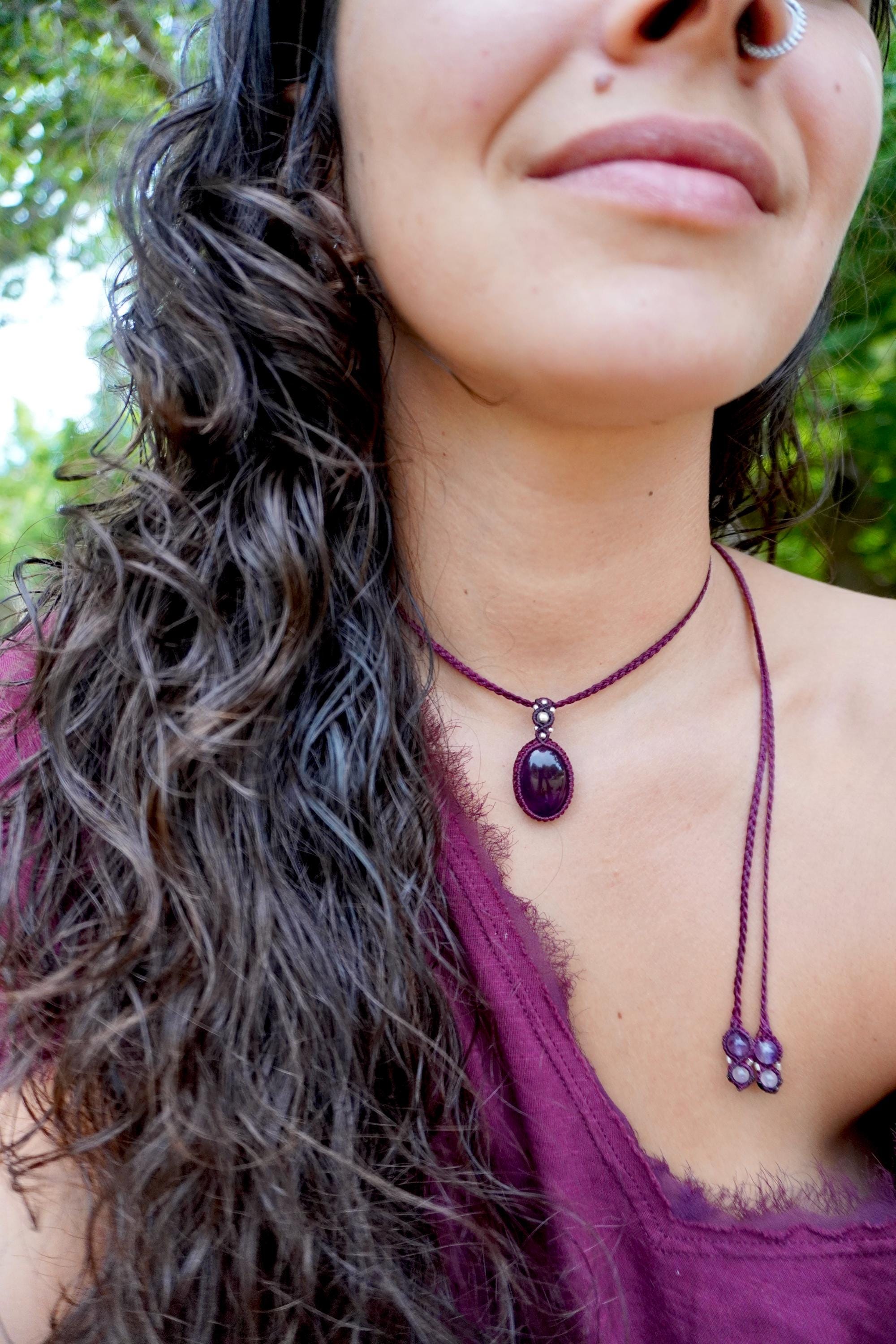 Collar de Amatista y plata en micromacramé burdeo