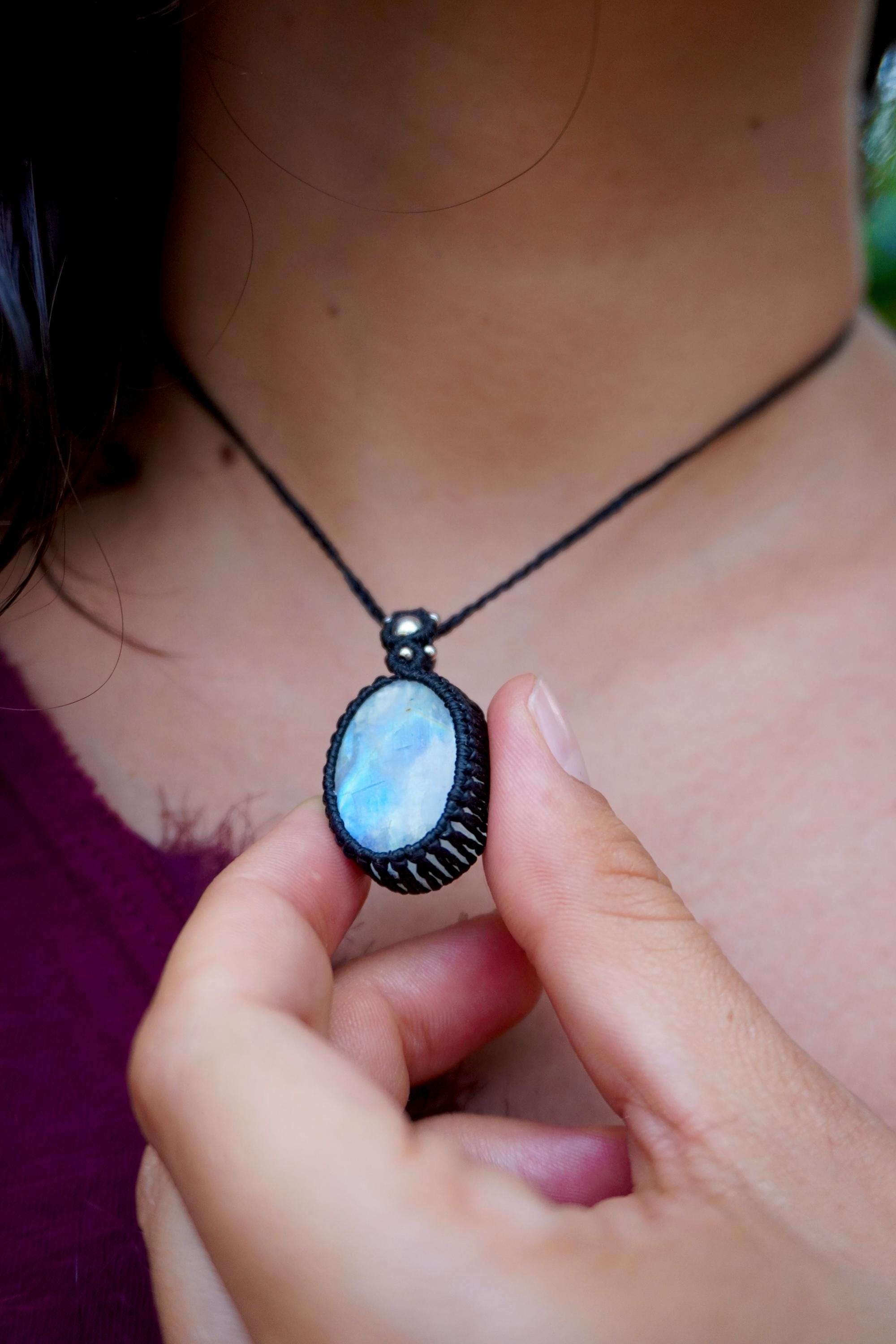 Collar de Piedra Luna Arcoíris y plata en micromacramé negro