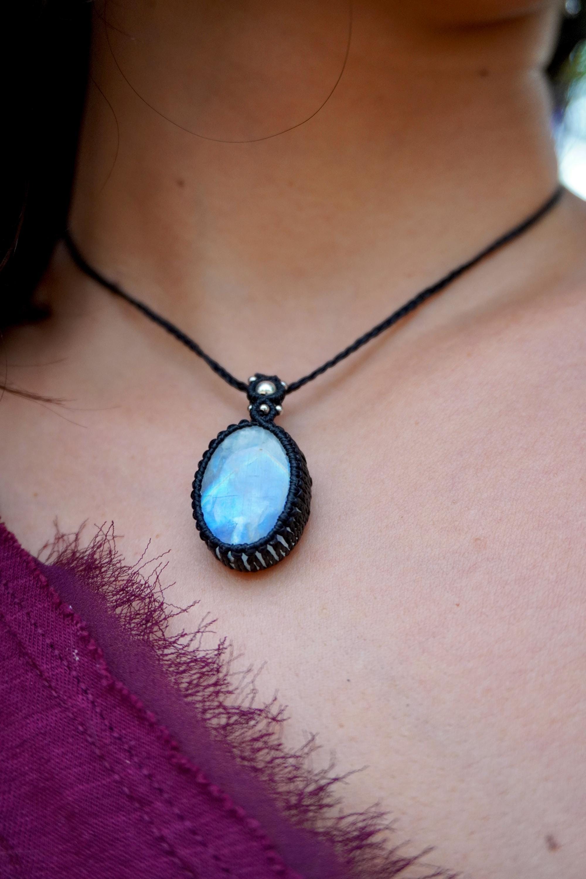 Collar de Piedra Luna Arcoíris y plata en micromacramé negro